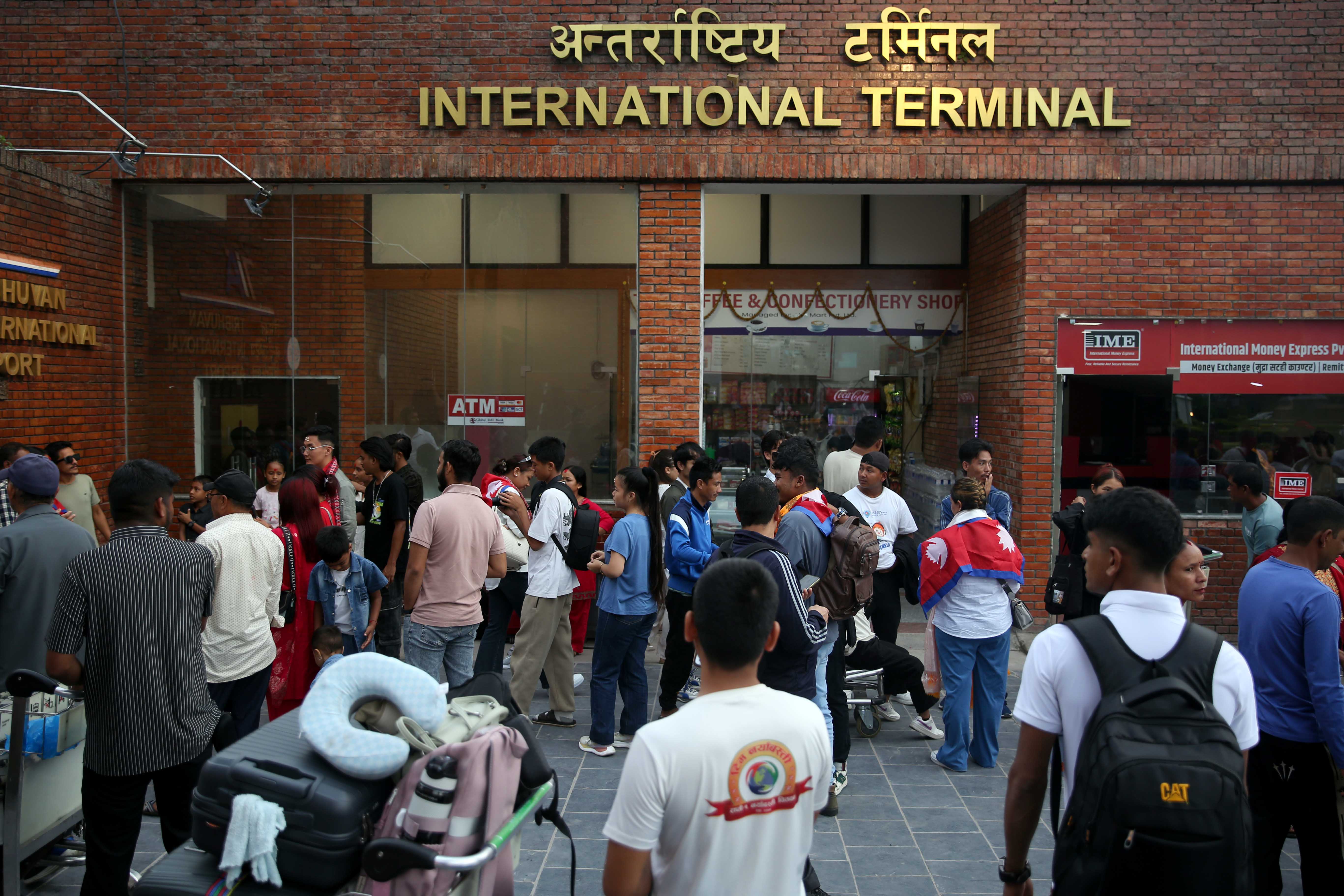 विमानस्थल कब्जा गर्न भन्दै गेटमा पुगे प्रदर्शनकारी, सेनाकाे उच्च तैनाथी
