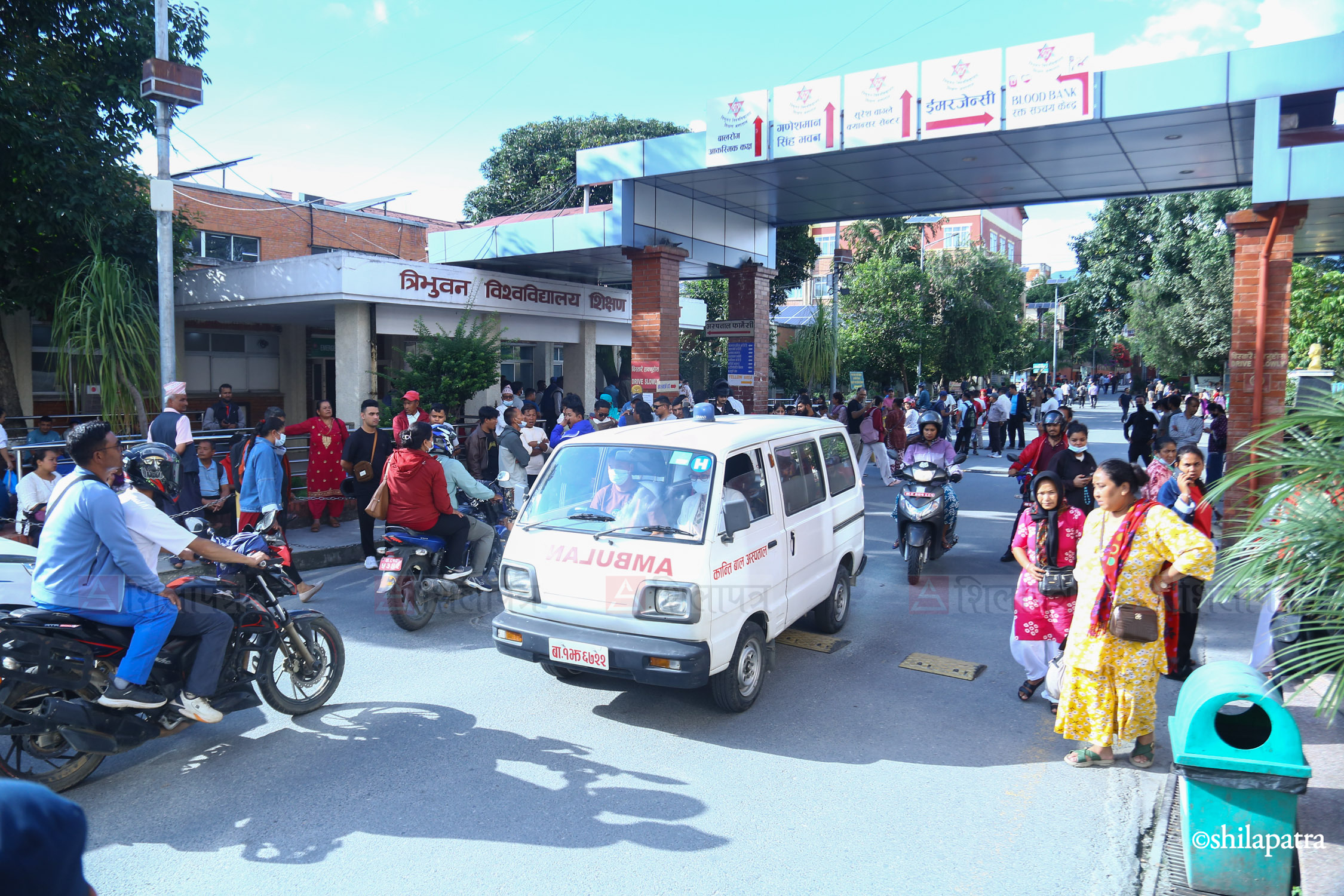तस्वीरमा हेर्नुहाेस् त्रिवि शिक्षण अस्पतालमा रसुवा बाढीपीडितका आफन्तको भिड