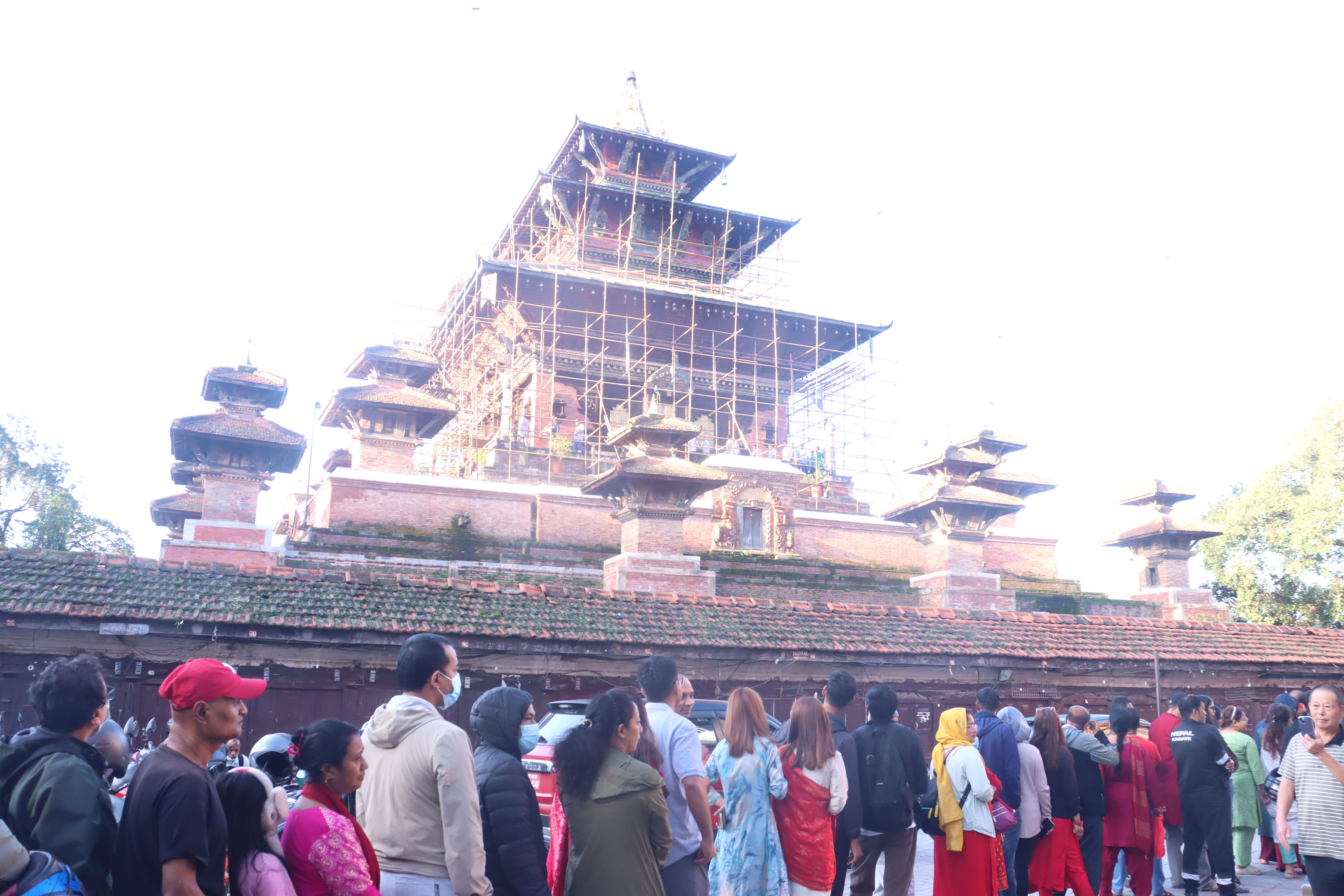 जीवित देवी कुमारीले सर्वसाधारणलाई दसैँको टीका लगाइदिने