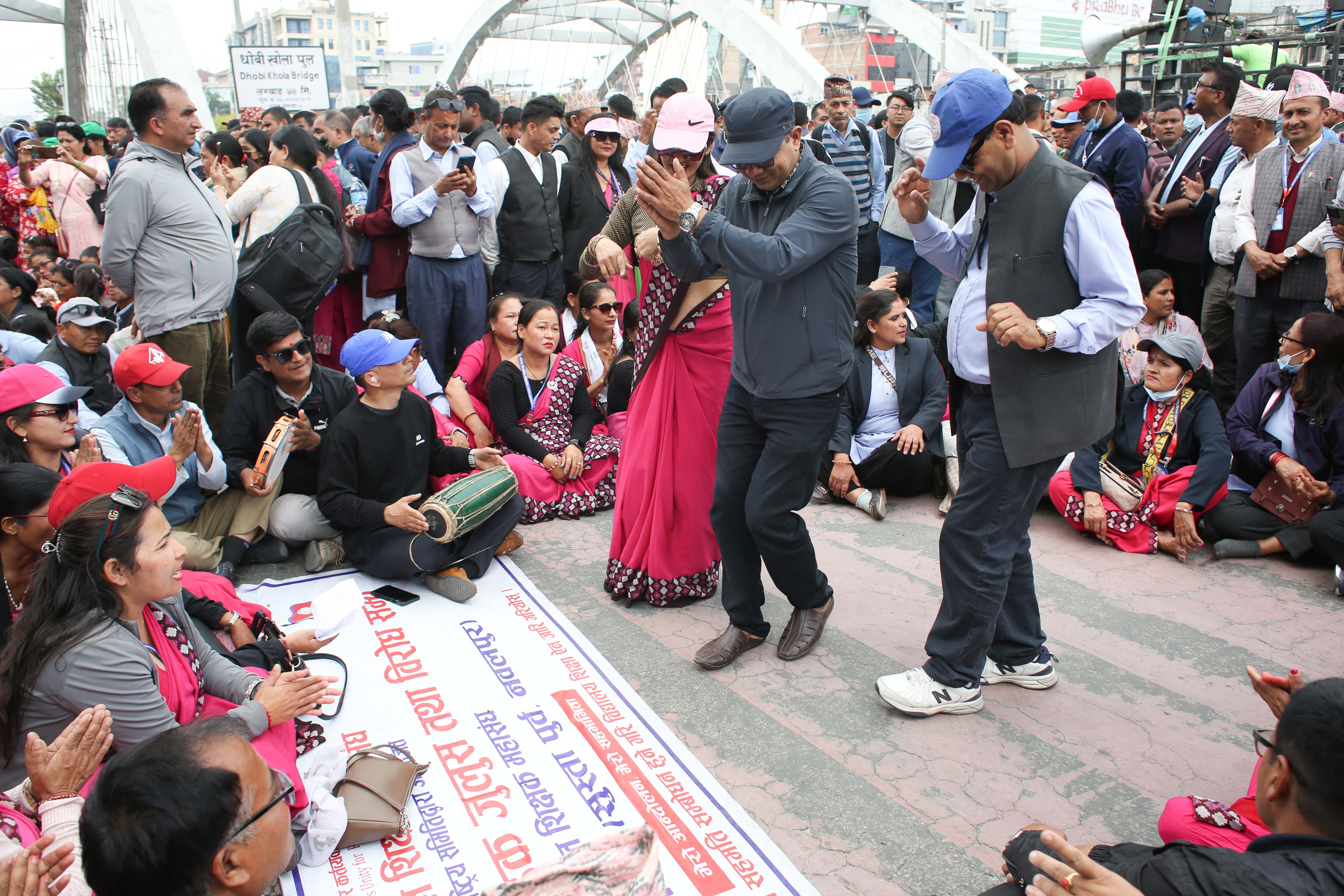 मुख्य सडकमा शिक्षकहरूको प्रदर्शन: दिनहुँ सास्ती भोगिरहेका छन् सर्वसाधारण