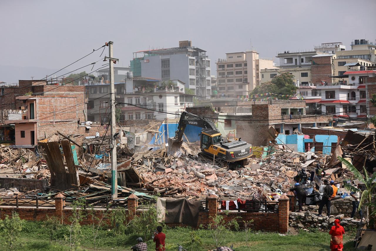 विद्यालयमा डोजर चल्दा श्रमिकका छोराछोरी तितरबितर, होल्डिङ सेन्टरबाट बल्ल विद्यालय पुर्‍याउन थालियाे