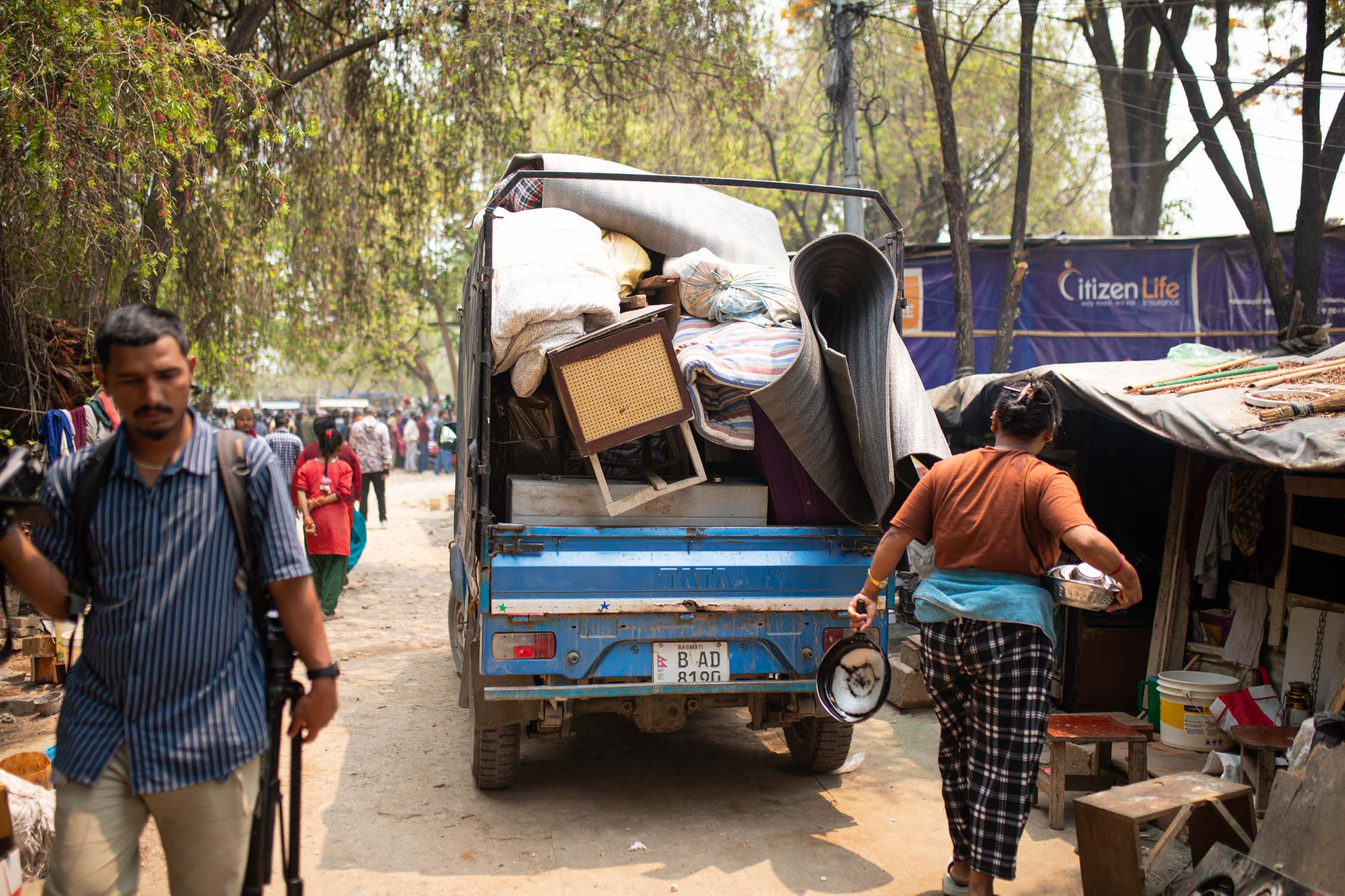 डोजर चल्नुअघि नै खाली हुँदै छ थापाथलीको सुकुम्बासी शिविर [तस्वीरहरू]