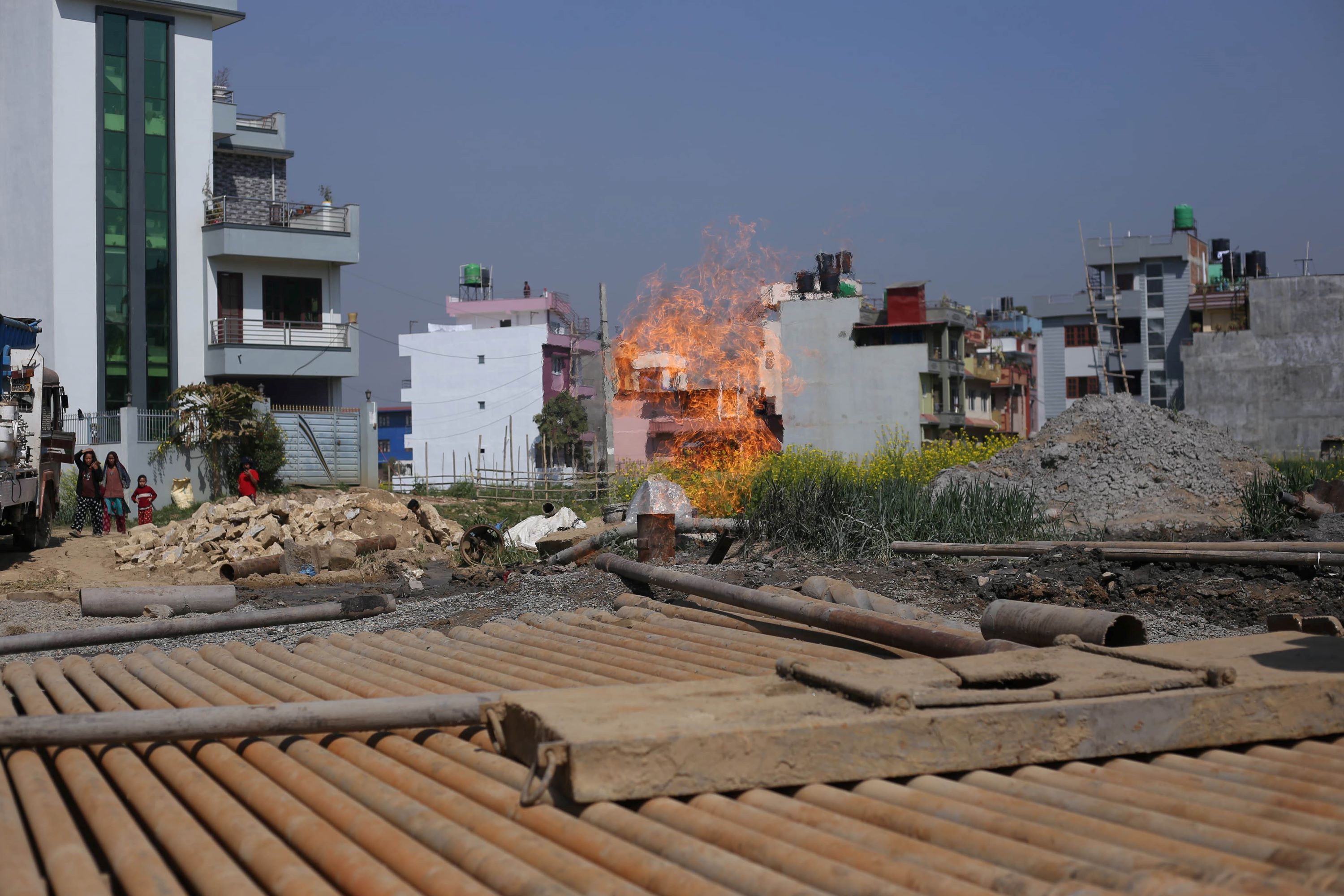 टीकाथलीको बोरिङमा लागेको आगो नियन्त्रणमा (तस्वीरहरू)