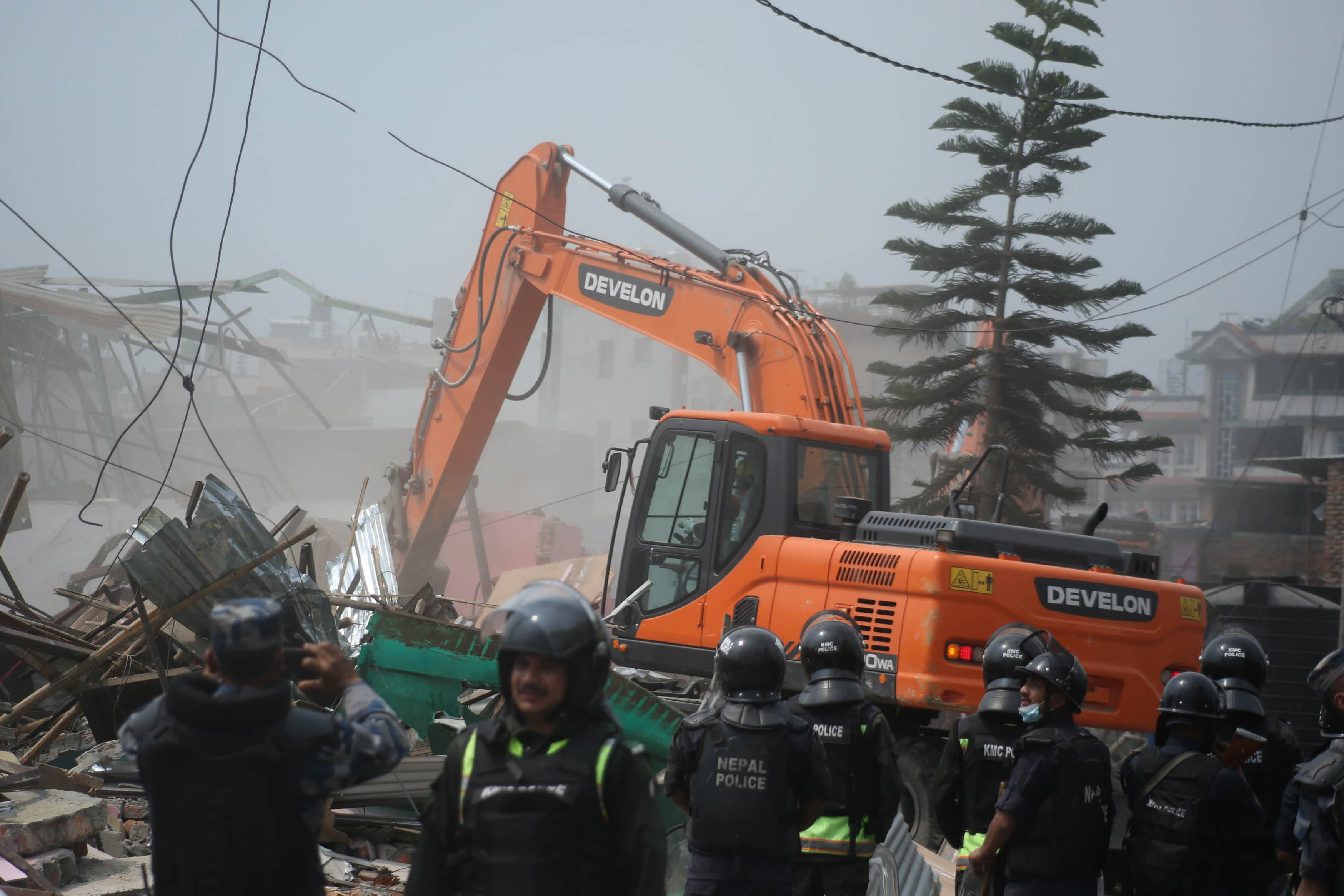 गैरीगाउँको सुकुम्बासी बस्तीमा पनि डोजर चल्यो (तस्वीरहरू)
