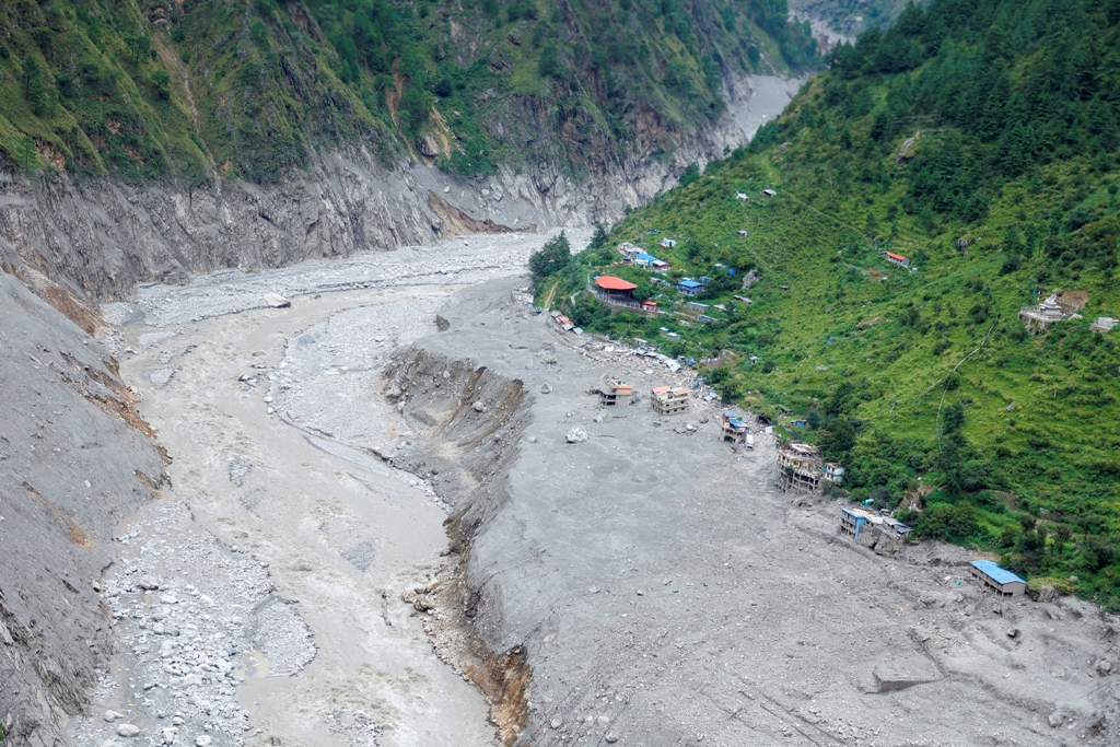 बाढीले केरुङ अवरुद्ध बनेपछि चिनियाँ सामान कोरला नाकाबाट नेपाल भित्रिँदै