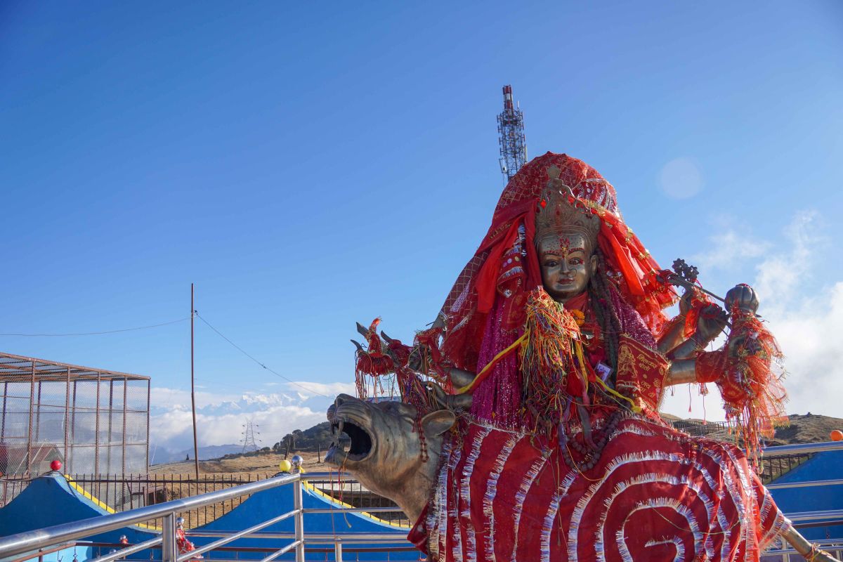लालीगुराँसका लागि चर्चित तीनजुरेबाट देखिएका हिमशृंखलाहरू (तस्वीरसहित)