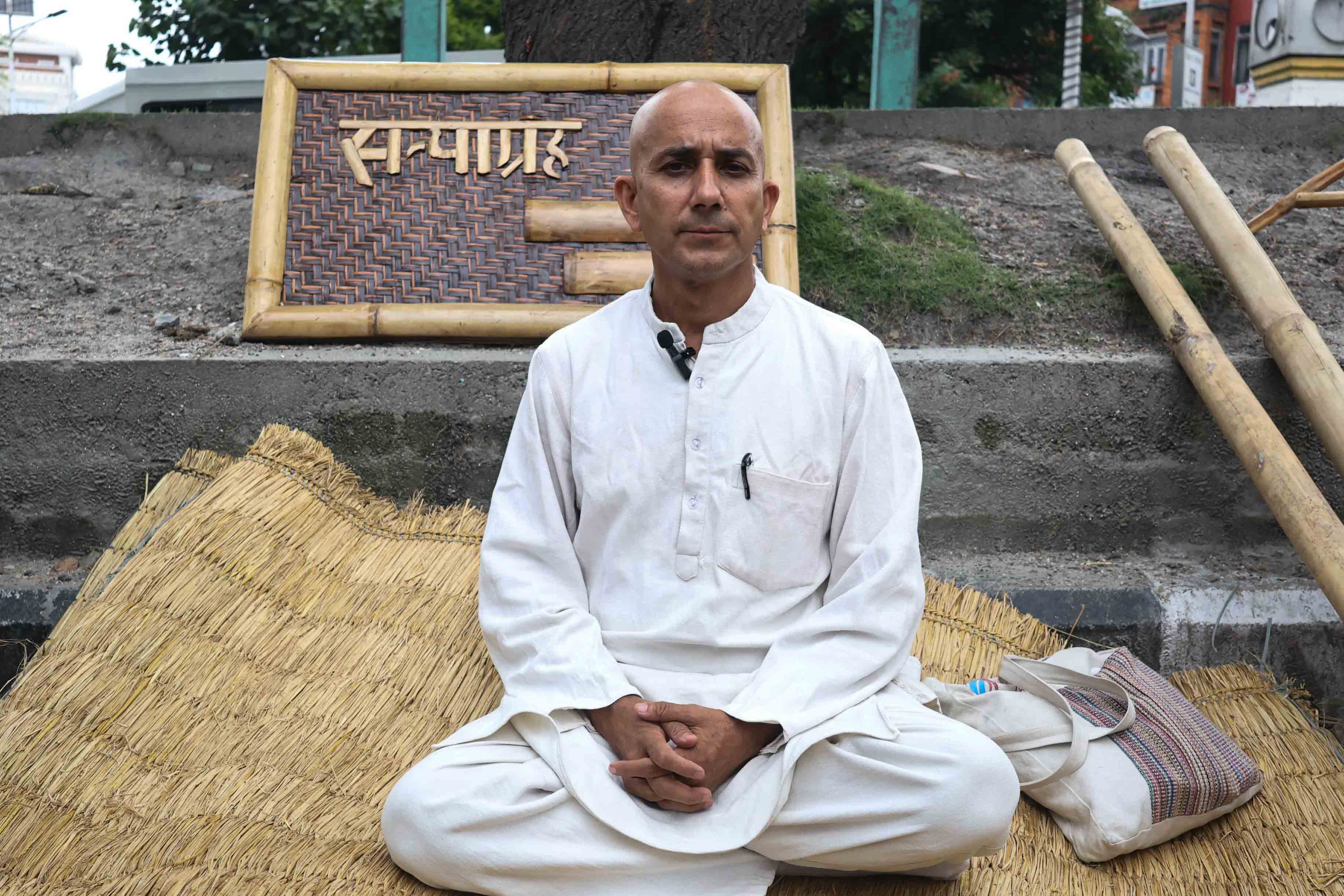 दिक्तेलका नगरप्रमुख भट्टराईले माइतीघरबाट सुरु गरे सत्याग्रह, यस्ता छन् उनका माग (तस्वीरहरू)