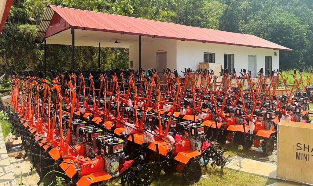 बसाइँसराइले रित्तिँदै गाउँ, गोरुको ठाउँमा किसानलाई कृषि औजार