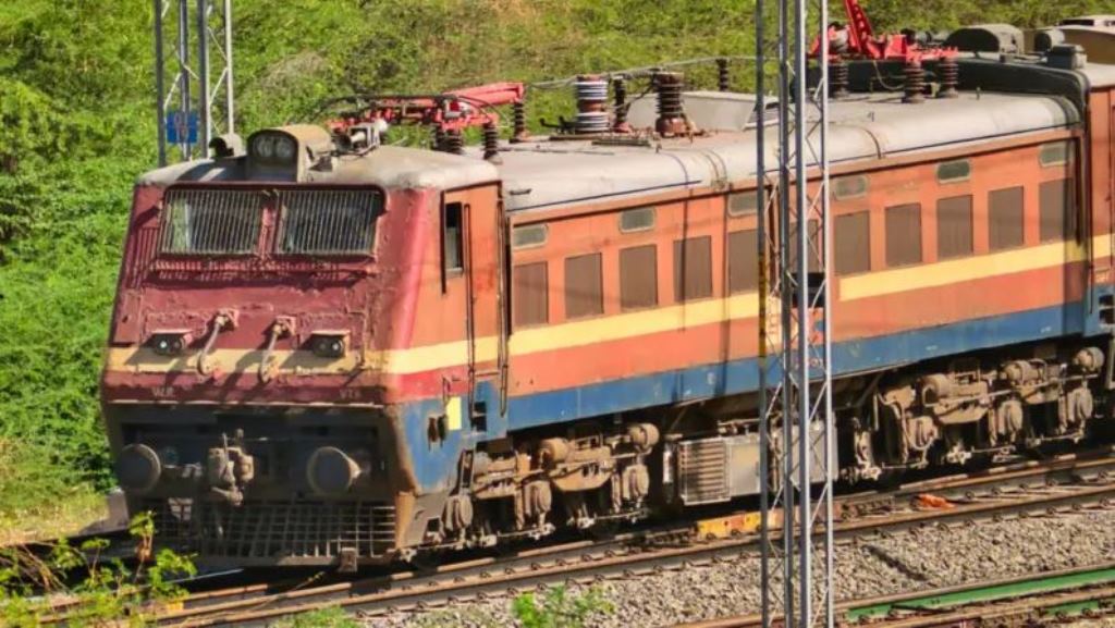 पश्चिम बंगालमा यात्रुवाहक रेल र स्कुल भ्यान ठोक्कियाे, ३ जनाको मृत्यु