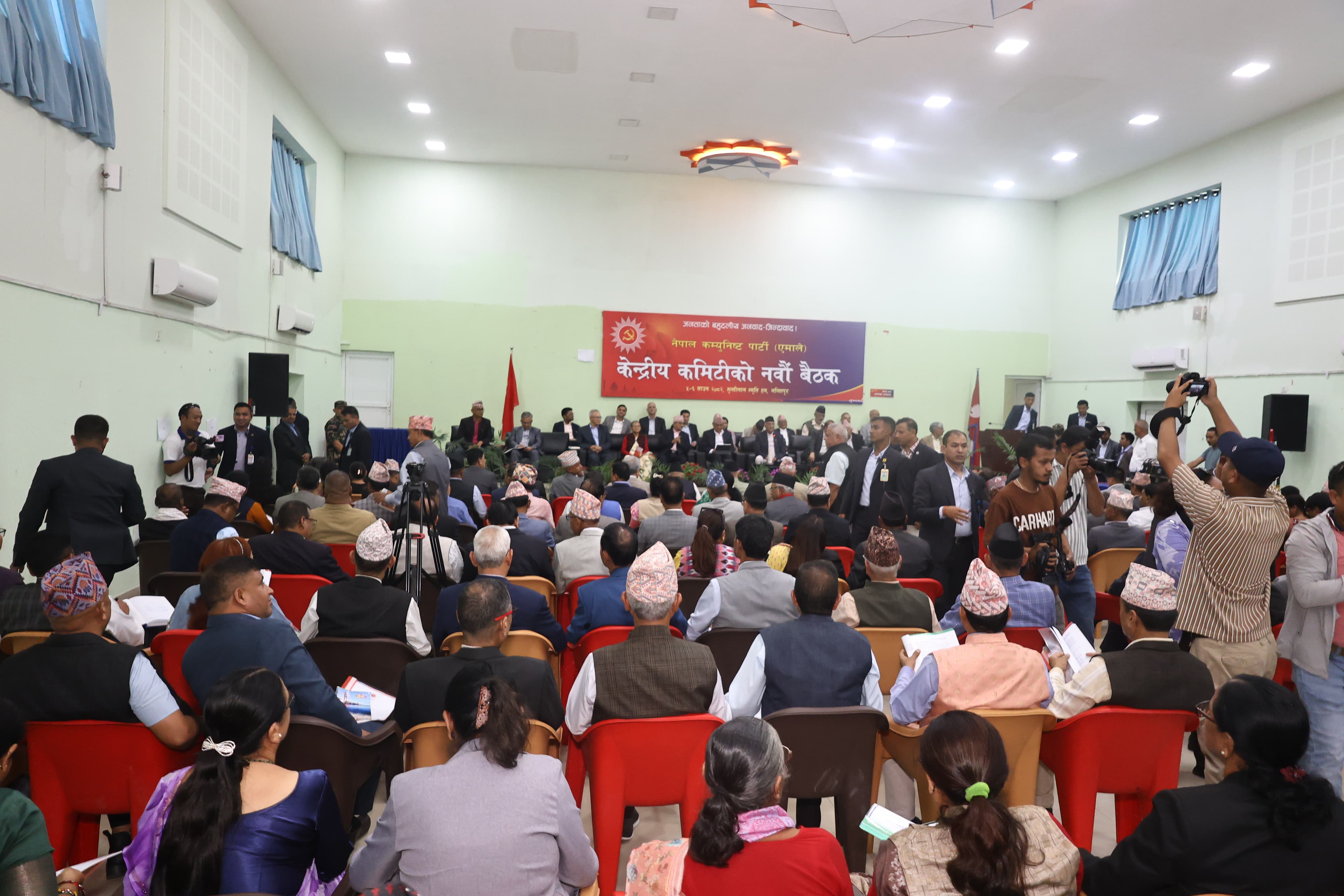एमाले बैठकमा ४२ नेताले बोले, अधिकांशले गरे ओलीको समर्थन