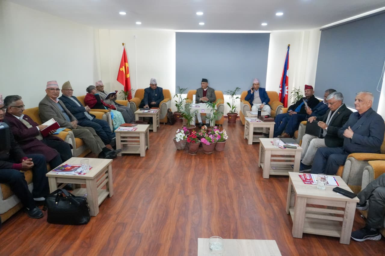 च्यासलमा सुरु भयो एमाले सचिवालय बैठक (तस्वीरहरू)