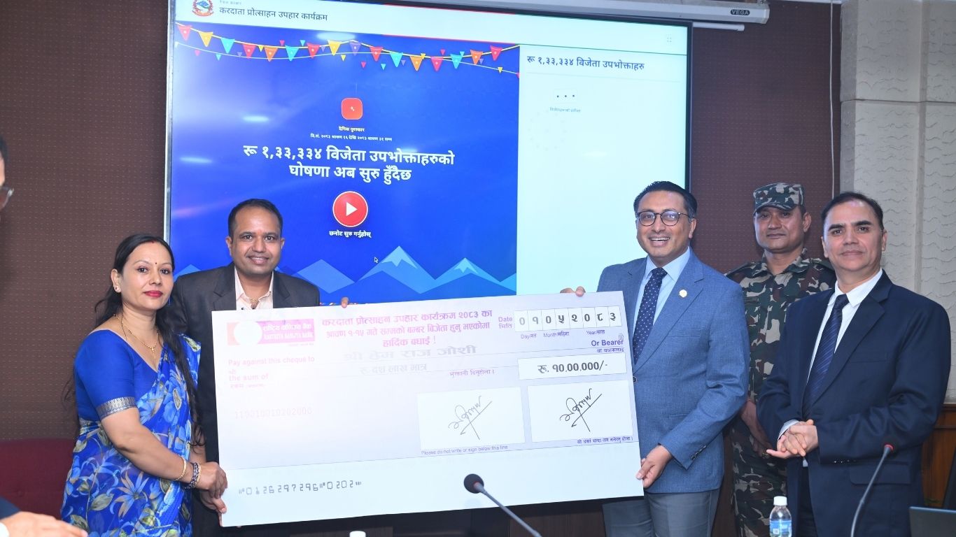 पहिलो बम्पर उपहार विजेता जोशी र एक लाख विजेता अर्याललाई अर्थमन्त्रीद्वारा पुरस्कार रकम हस्तान्तरण
