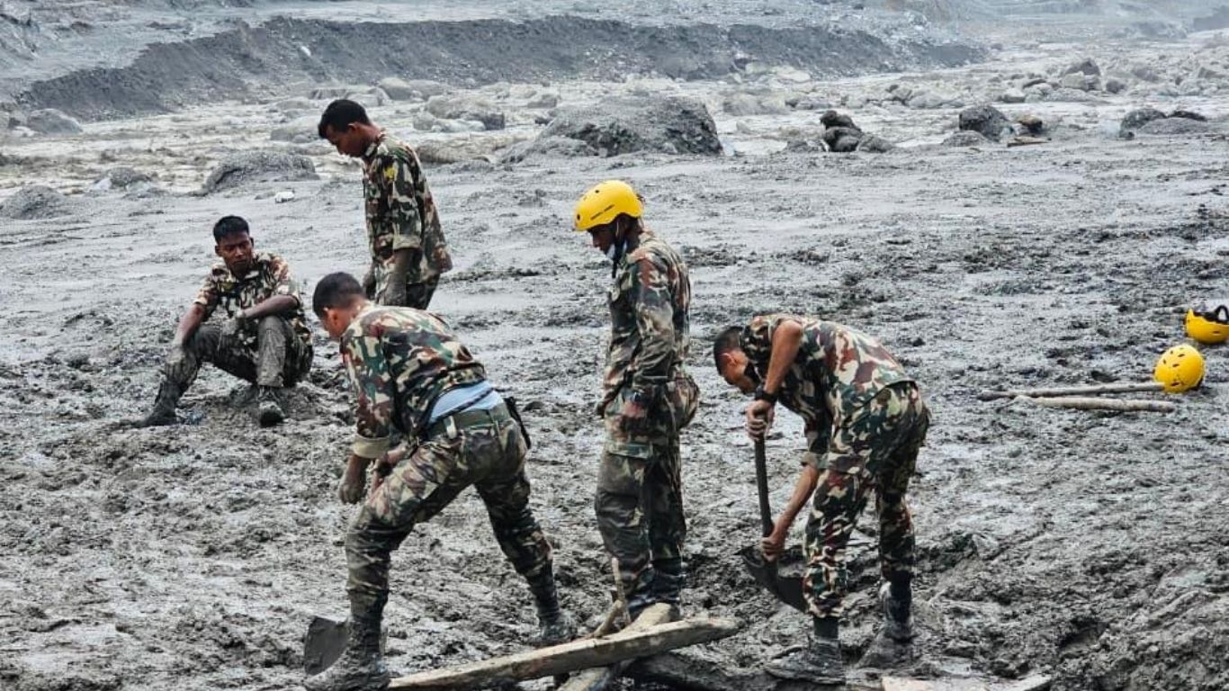 जमिनबाट २५० मिटर भित्र रहेको रसुवागढी विद्युत् गृहमा फसेका कर्मचारीलाई जीवितै उद्धार गर्ने प्रयास असफल