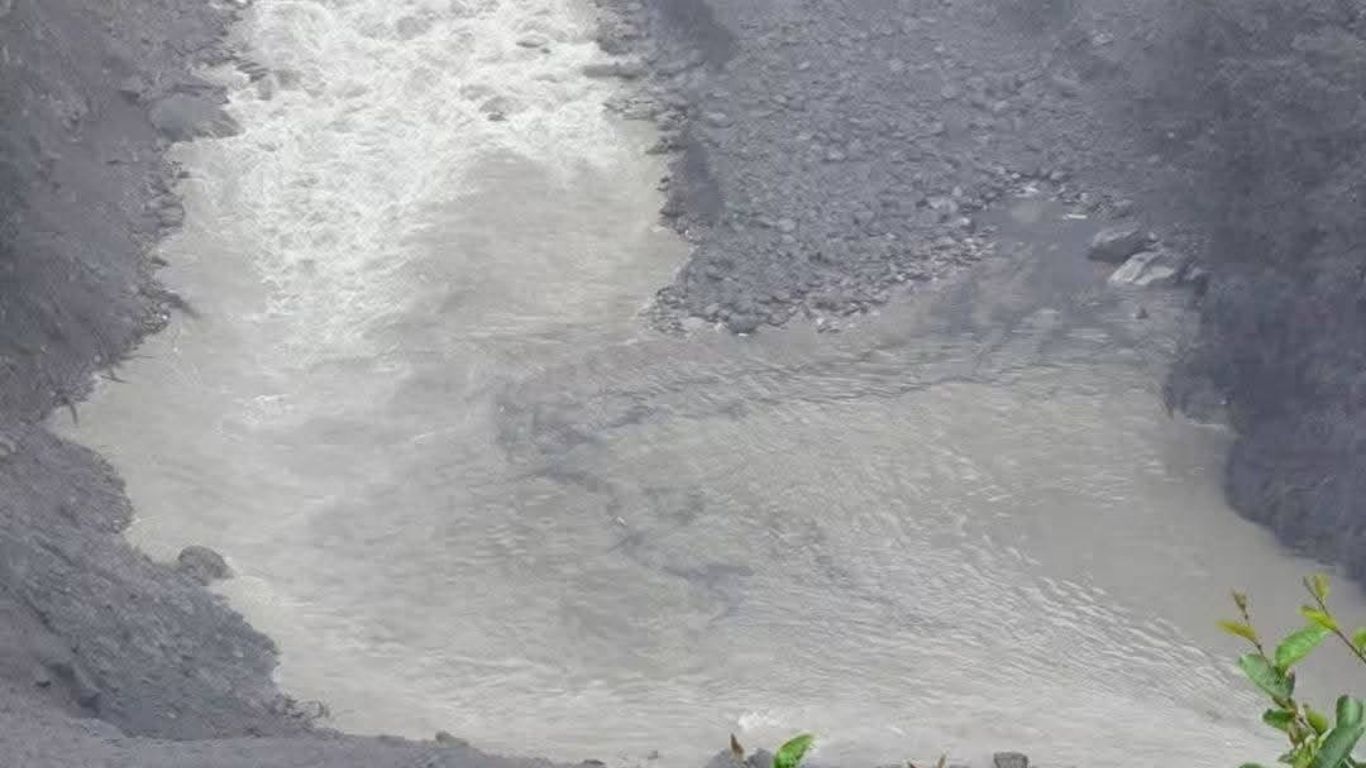 पहिरोले चाैलानी नदी आधा थुनियो, तटीय क्षेत्रमा सतर्कता अपनाउन आग्रह