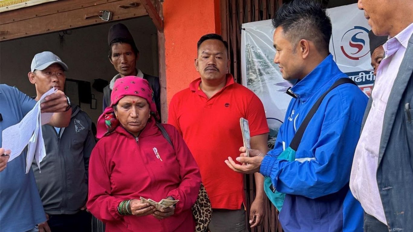जापानबाट नेपाल आएर बाढीपीडितलाई सहयोग गरिरहेका रमेश डंगोल