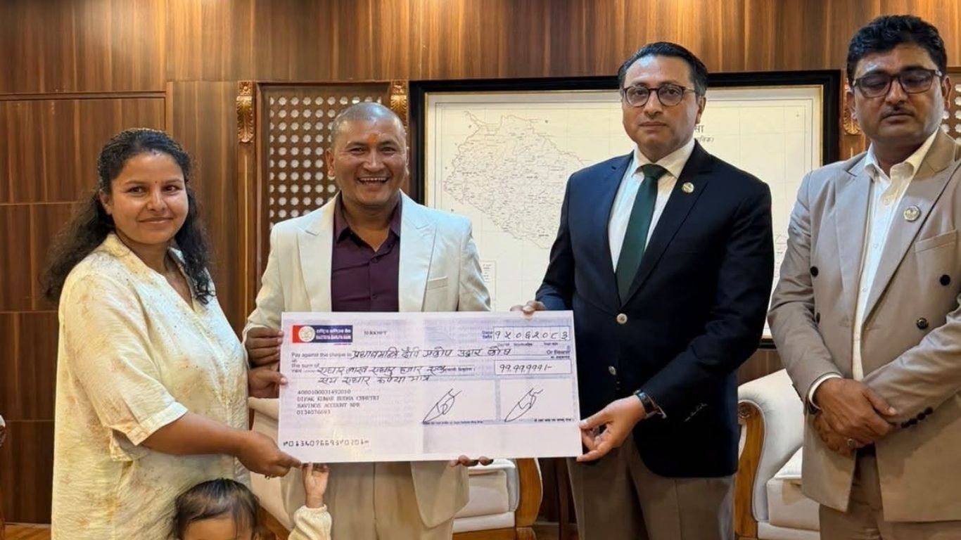 सुर्खेतका युवा उद्यमी बुढा दम्पतीद्वारा भोटोकोसी बाढीप्रभावितलाई ११ लाख सहयोग