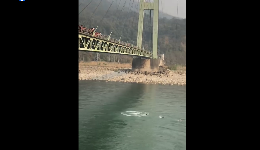 कर्णाली नदीमा हामफाल्ने १७ जनामध्ये एक जना बेपत्ता