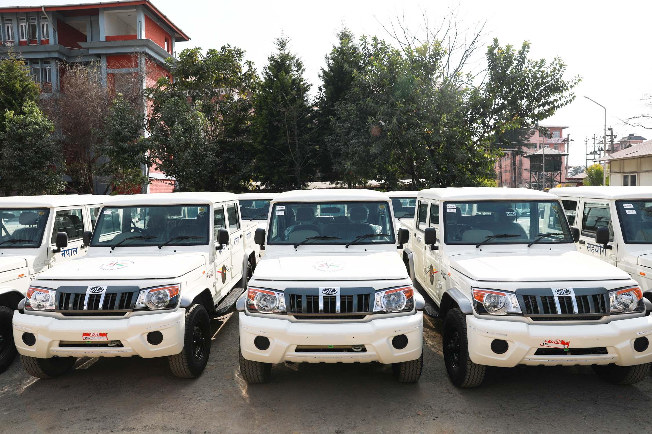 प्रतिनिधिसभा निर्वाचनका लागि भारतले उपहार दिएका गाडीहरू सिंहदरबारमा राखियो