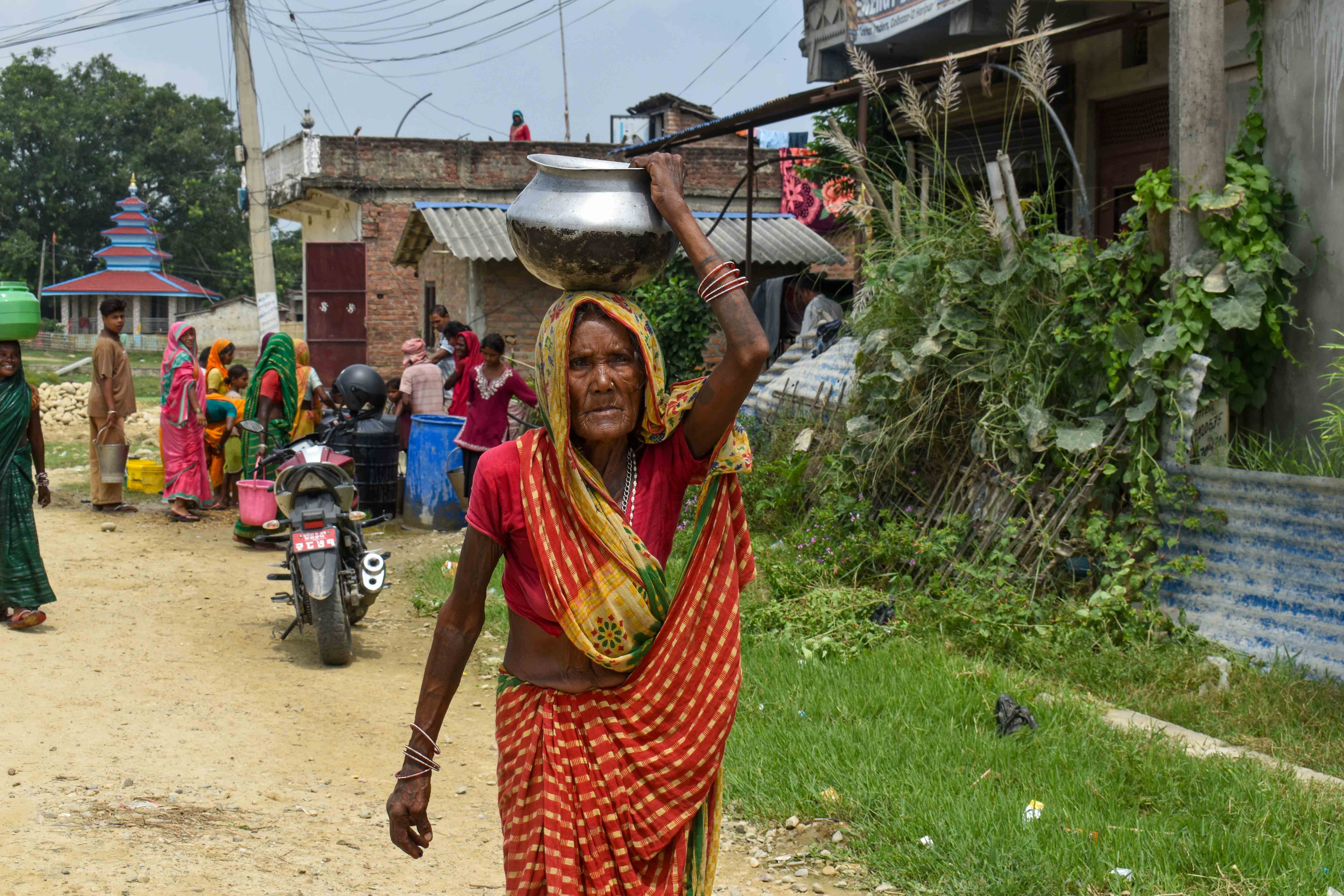 चापाकल छ, पानी आउँदैन ! एउटै समरसेवलको भरमा २०० परिवार (तस्वीरहरू)