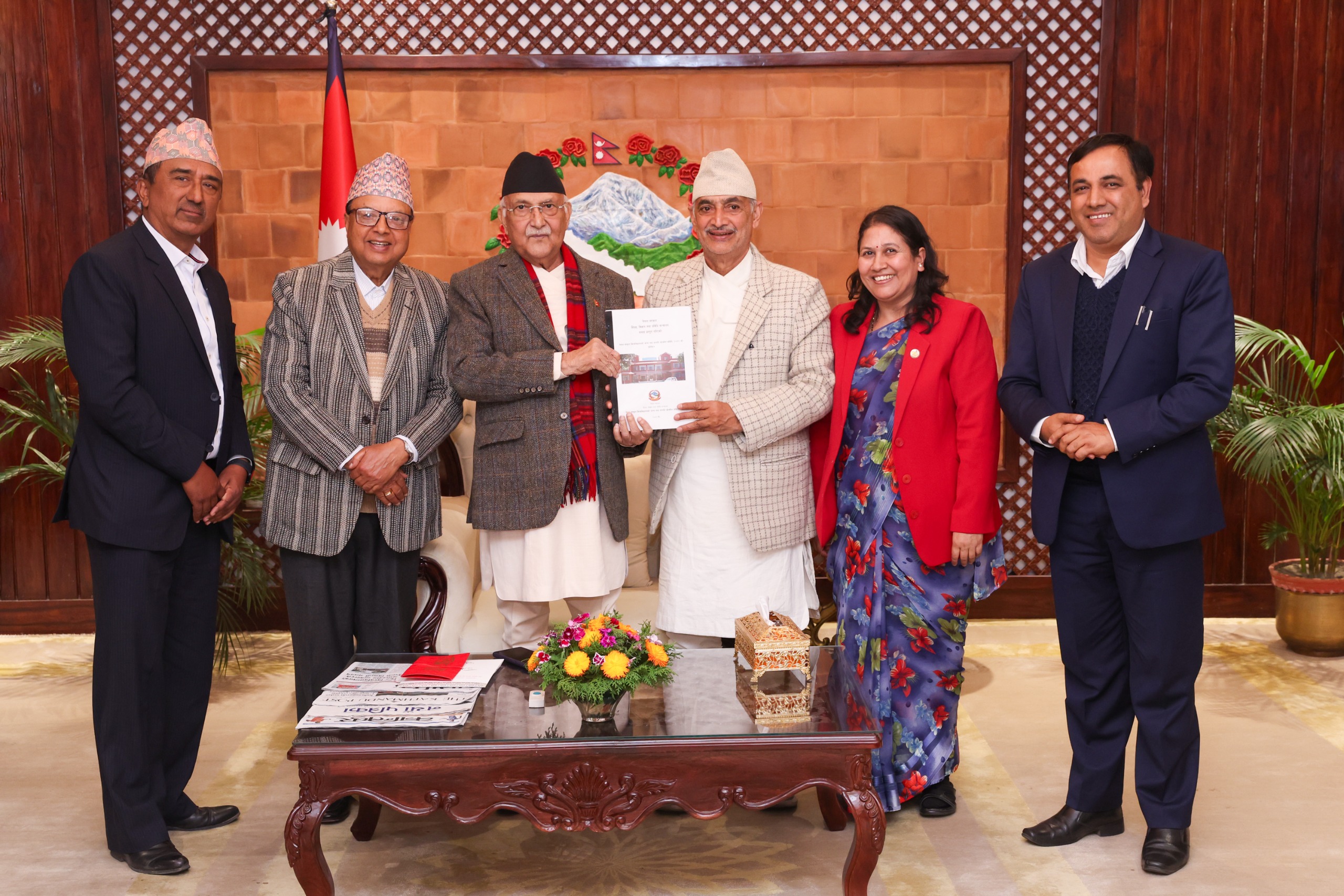 संस्कृत विश्वविद्यालयको जग्गा खोजबिन समितिको प्रतिवेदन प्रधानमन्त्रीलाई हस्तान्तरण
