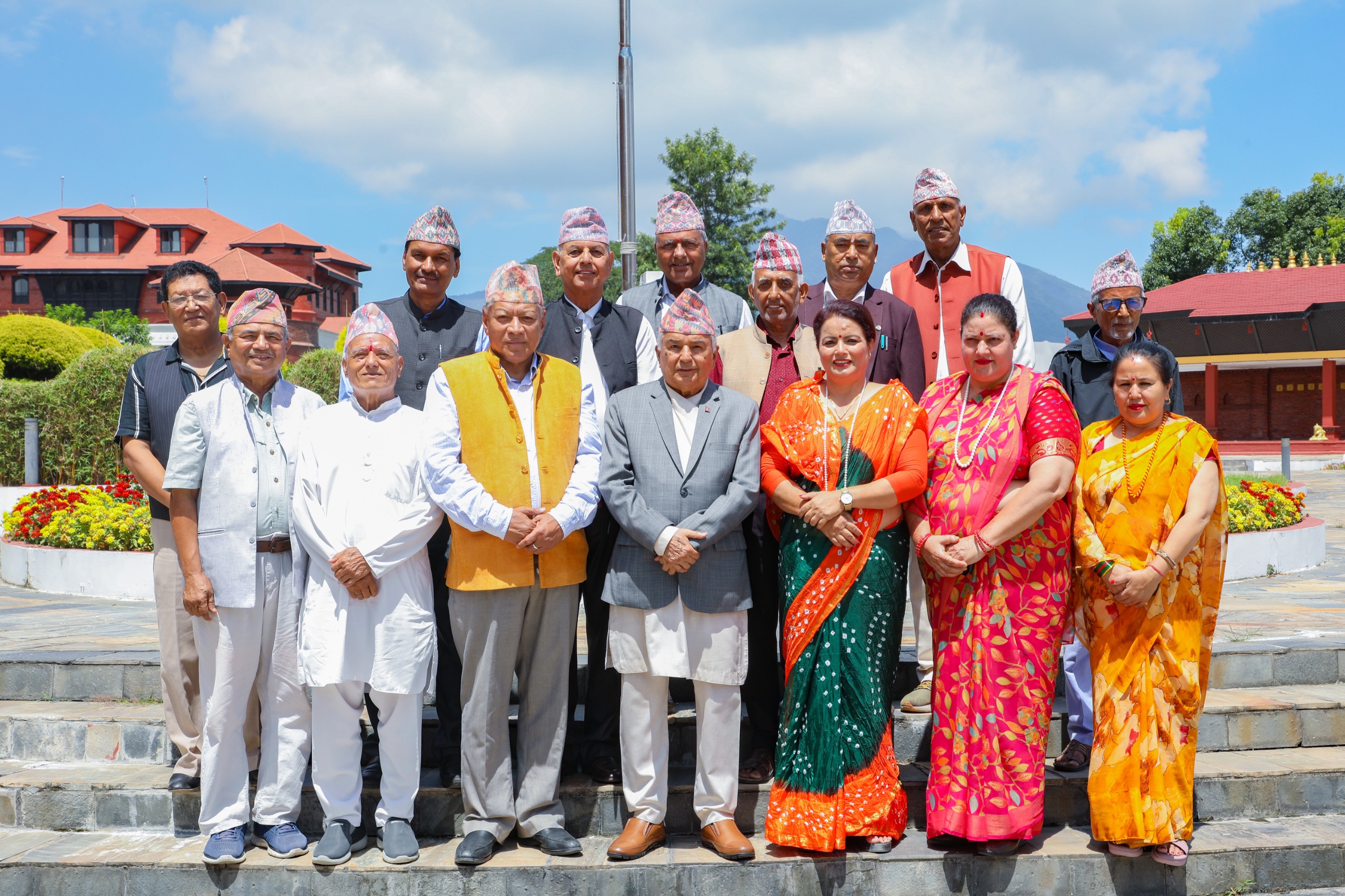 राष्ट्रपतिसँग ज्येष्ठ राष्ट्रिय नागरिक महासङ्घका प्रतिनिधिको भेट