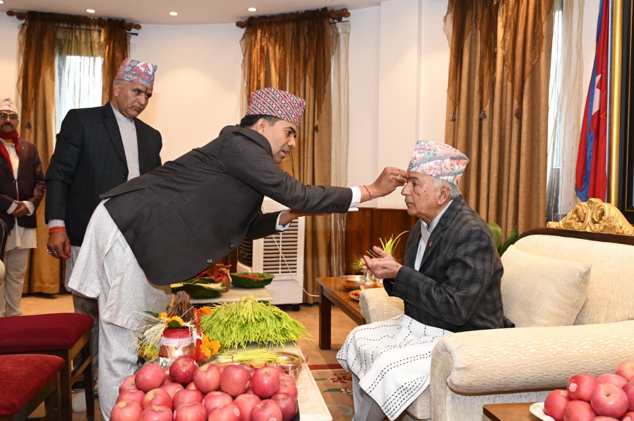 राष्ट्रपतिले पुरोहितबाट लगाए दसैँको टीका र जमरा