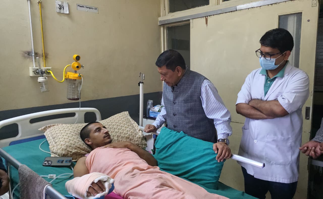 जेन–जी प्रर्दशनका घाइते भेट्न टिचिङ अस्पताल पुगे नारायणकाजी