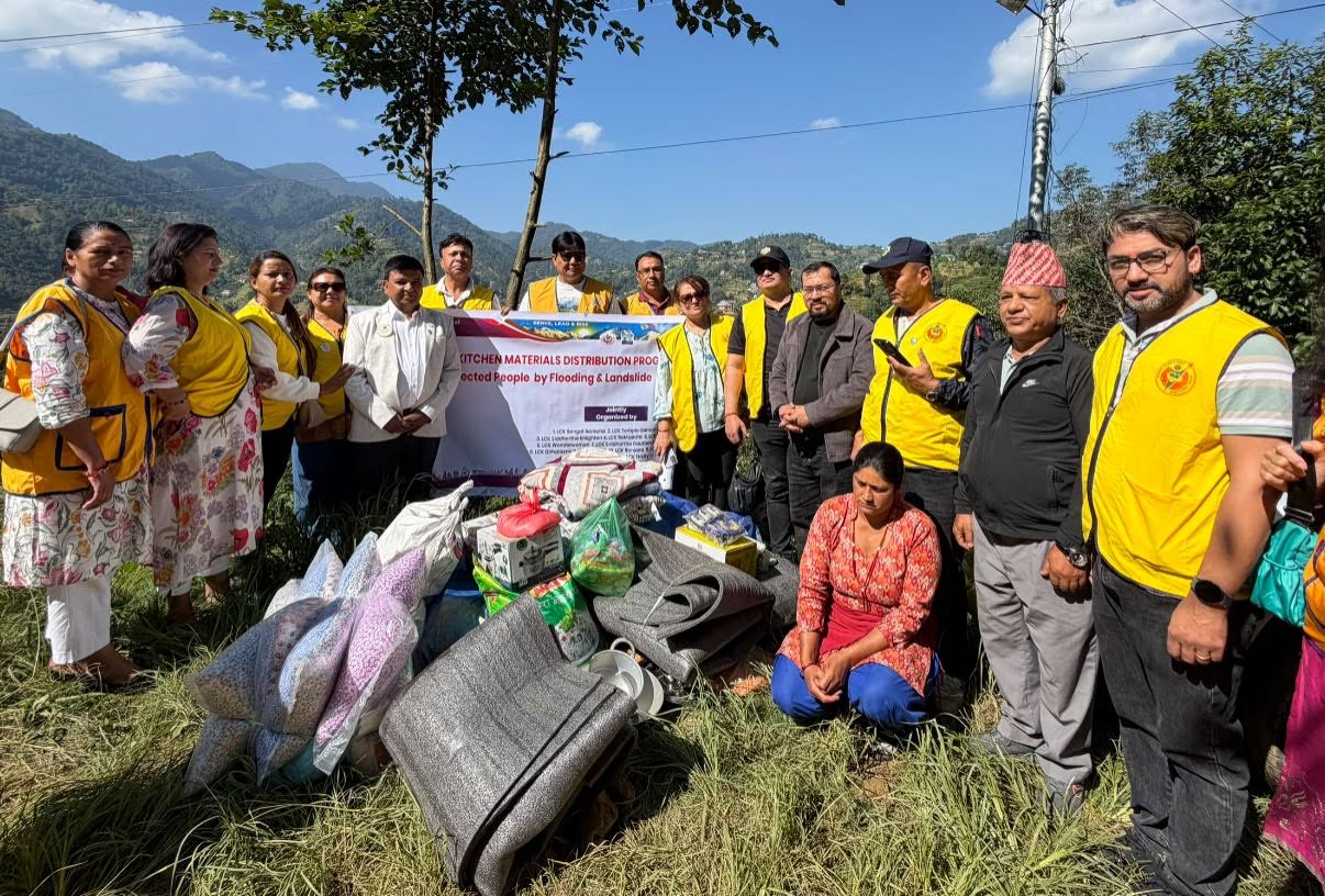 लायन्स इन्टरनेसनल डिस्ट्रिक्ट ३२५ आईद्वारा बाढीपहिरोपीडितलाई राहत सामग्री वितरण