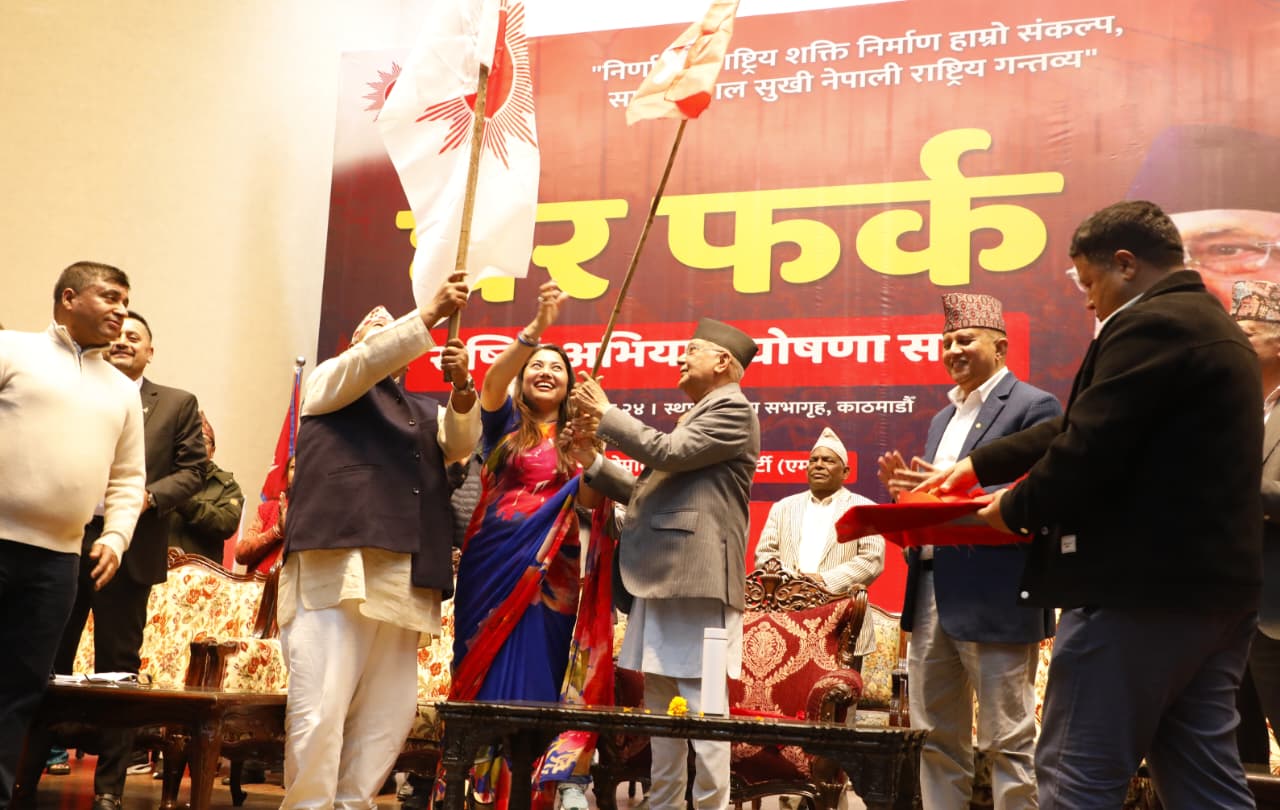 ओलीले  दिएकाे झण्डा समातेर एमालेमा फर्किए झाँक्री र श्रेष्ठसहितका नेताहरू