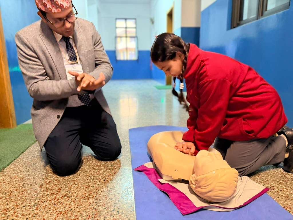 हाप्सा नेपालद्वारा दरबार हाई स्कुलका शिक्षक र विद्यार्थीलाई प्राथमिक उपचार तालिम प्रदान