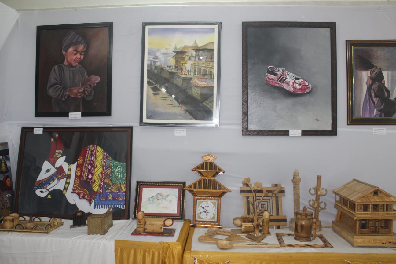ललितकला प्रदर्शनीमा ‘जेन–जी आन्दोलन’को आइकनिक जुत्ताले तान्यो ध्यान (तस्वीरहरू)