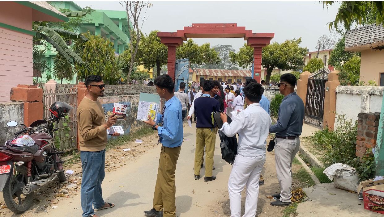 एसईईका परीक्षा केन्द्रमै इन्स्टिच्युट र कलेजको प्रचार आतंक, आजित छन् परीक्षार्थी