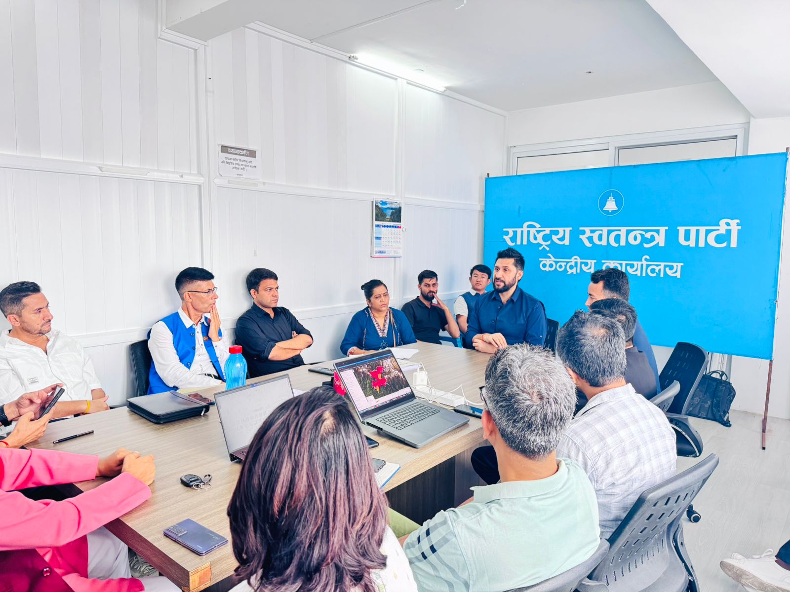 रास्वपा सांसदले फोटो खिचाएपछि रविले भने– काम नभई बाढी प्रभावित क्षेत्रमा नबस्नू