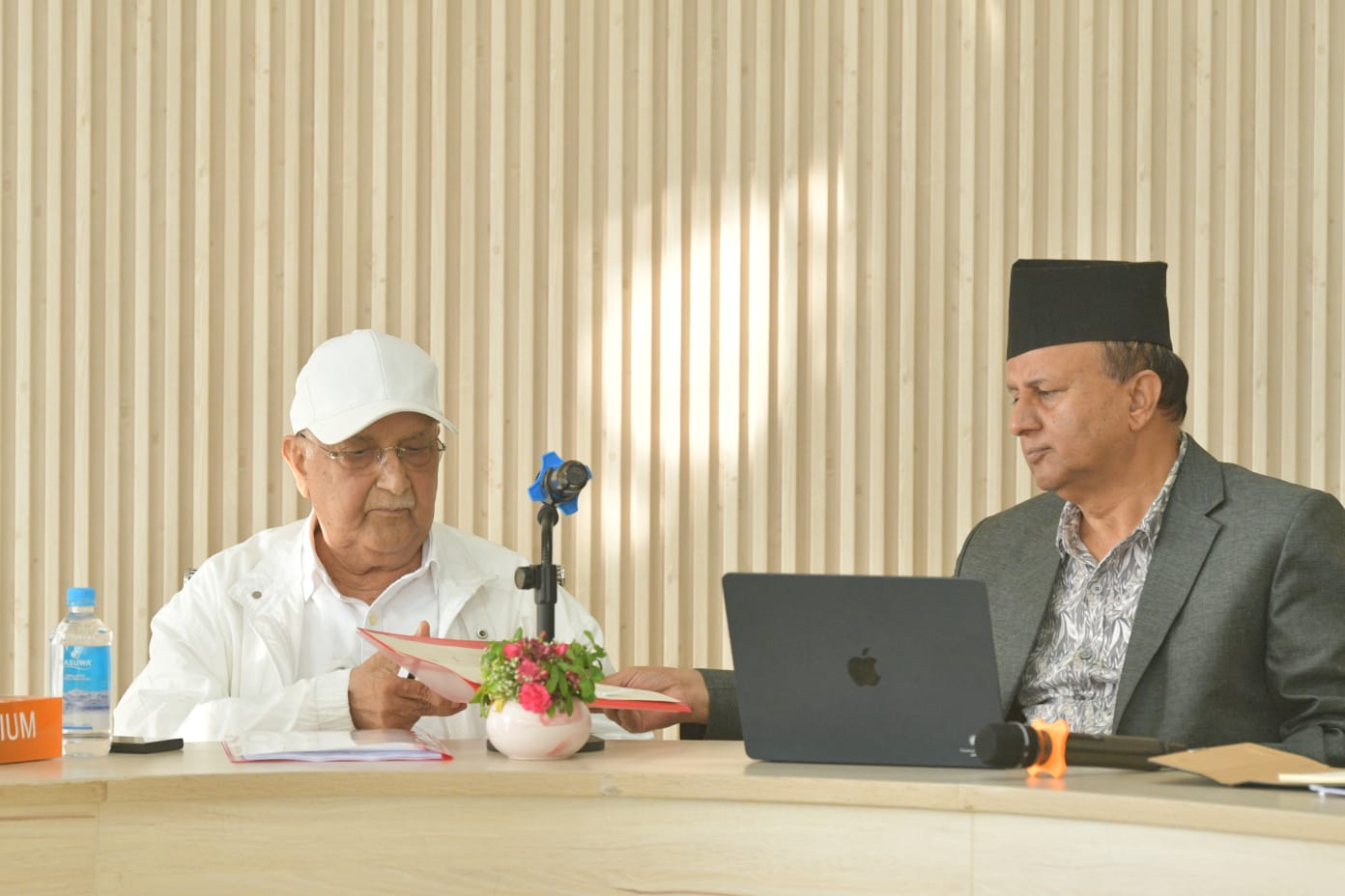 कार्यदलको प्रतिवेदनमाथि लफडा गर्दै ओलीले भने– यो के चिर्कटो हो ?