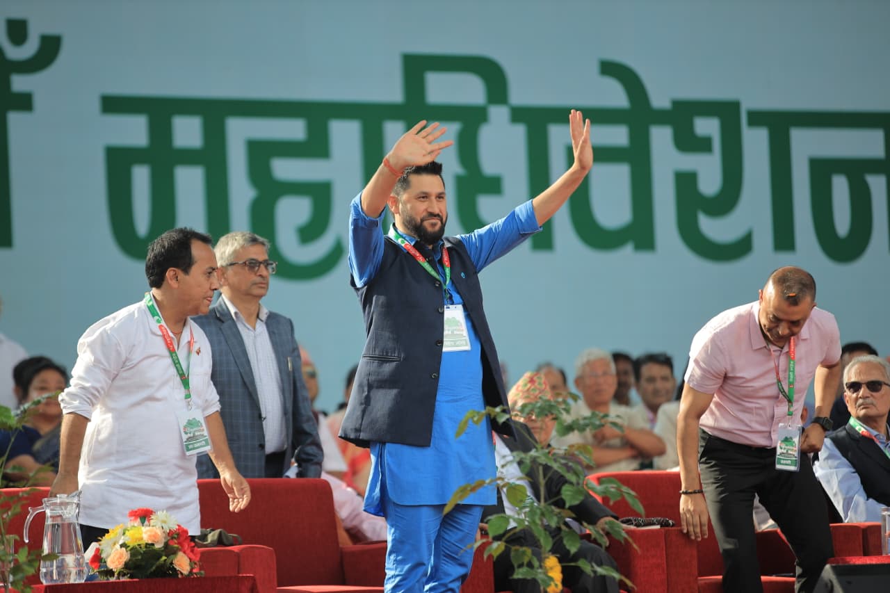 कांग्रेसको मञ्चमा रविको इन्ट्री : गगनसँग हात मात्रै मिलाए, विश्वप्रकाशलाई अंकमाल