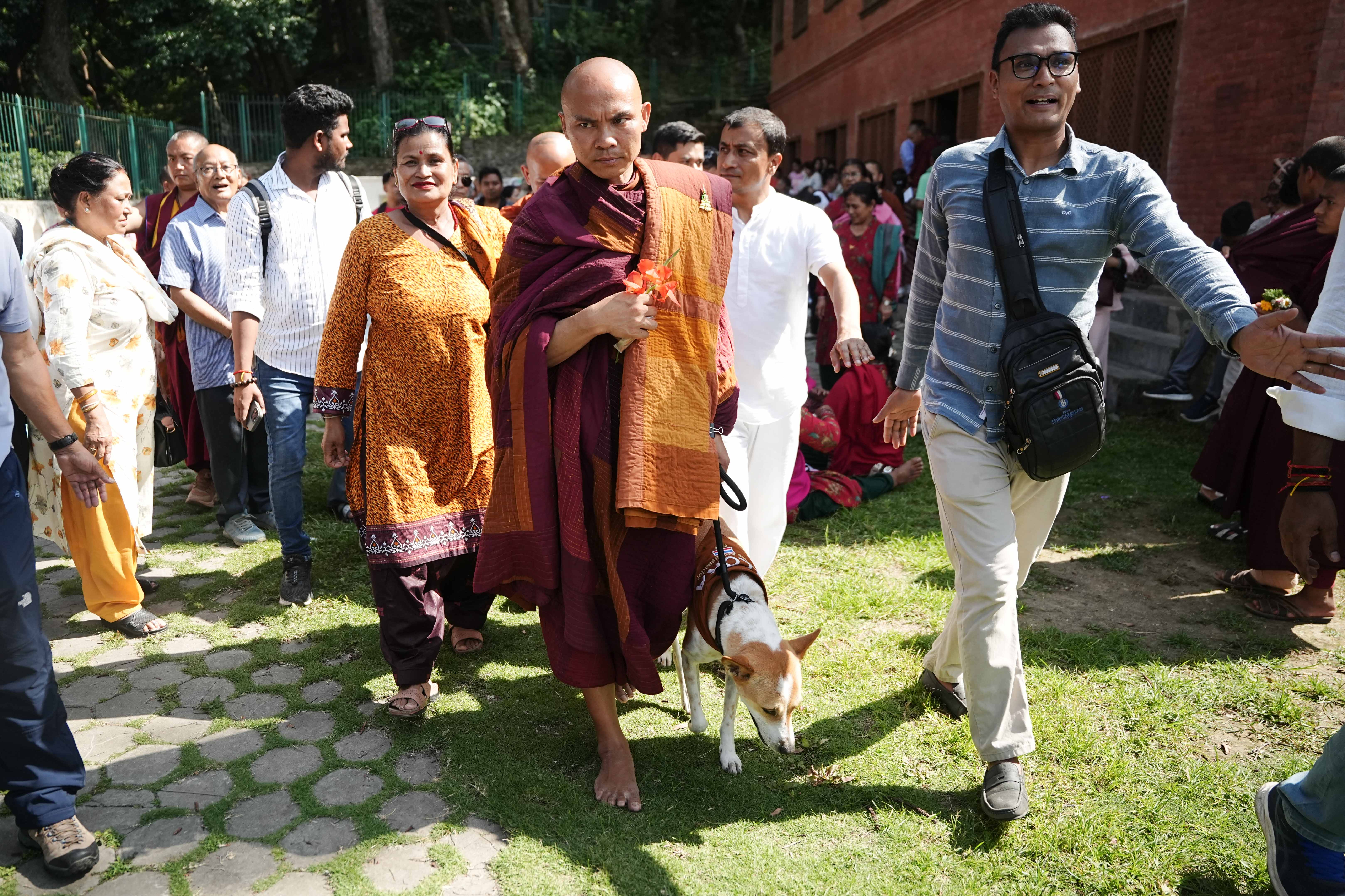 काठमाडौं आइपुग्यो शान्ति दूत 'अलोका'सहित भिक्षुहरूको टोली [तस्वीरहरू]