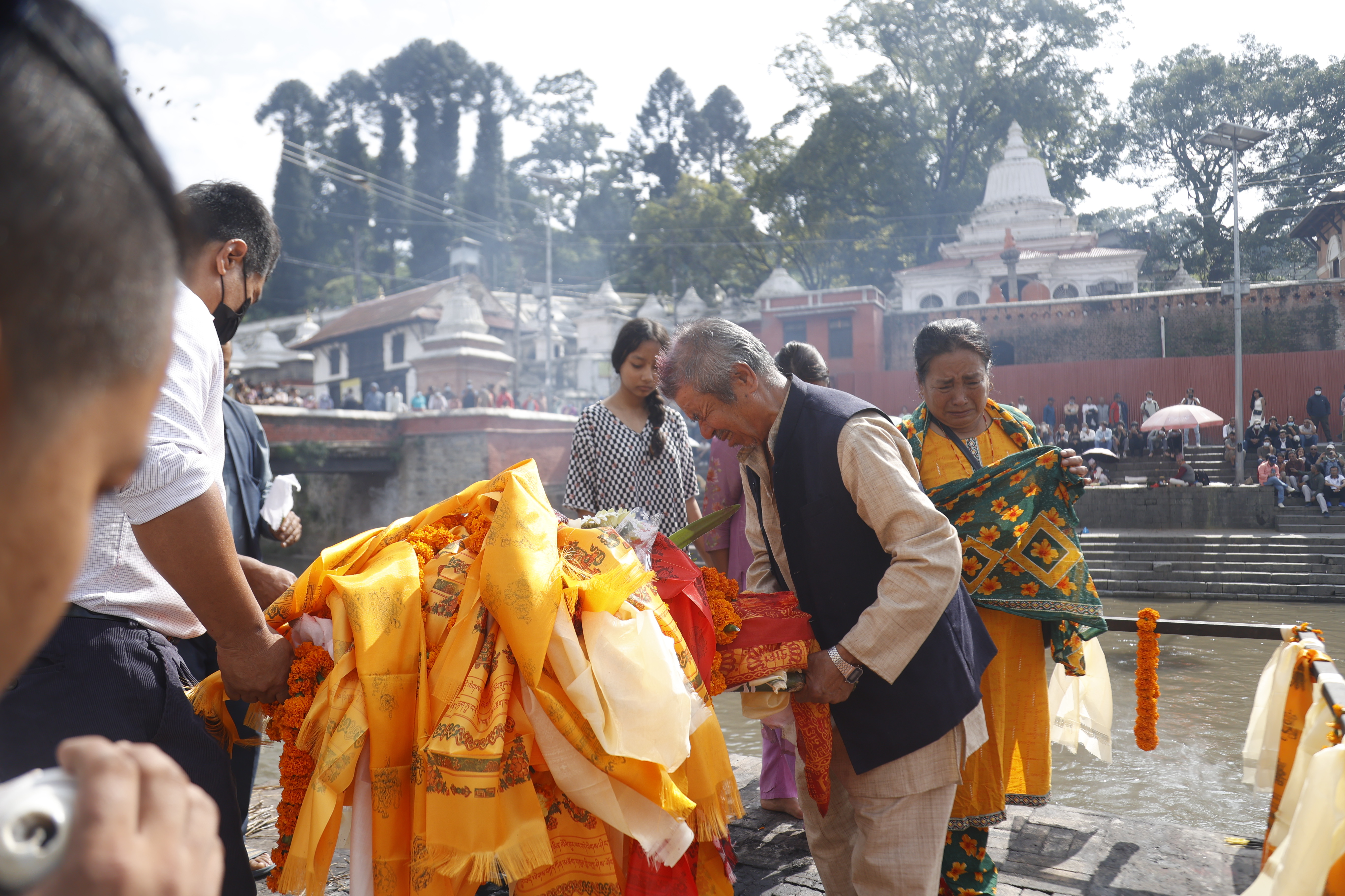कुशको शव बनाएर पत्रकार थामीको अन्त्येष्टि [तस्वीरहरू]