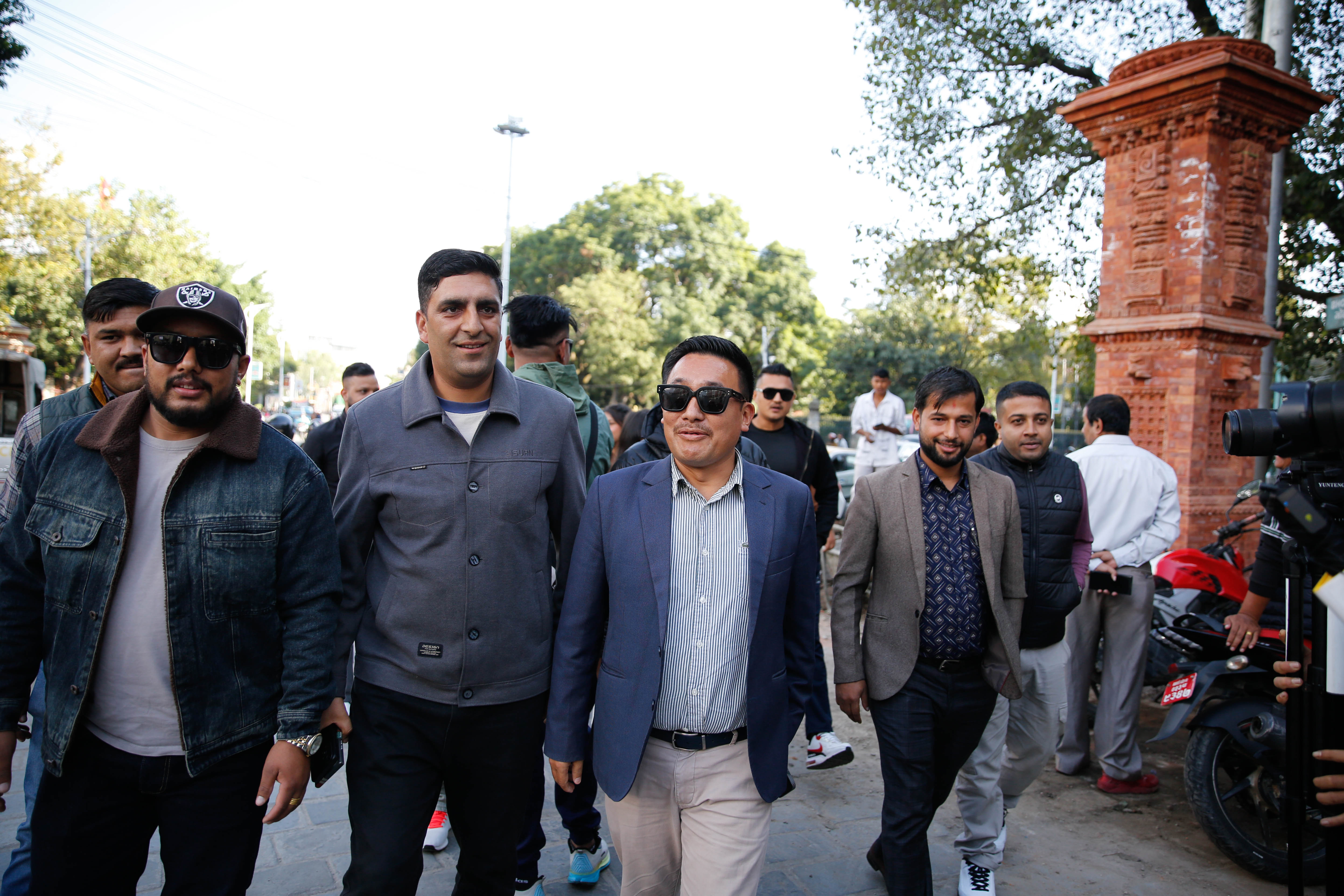 युवा संघले बालेन शाहविरुद्ध साइबर ब्युरोमा जाहेरी दिँदै (तस्वीहरू)