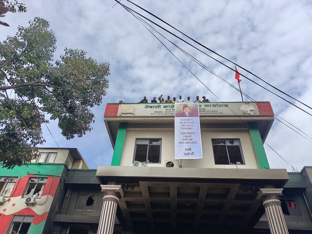 नेपाली कांग्रेसको मुख्यालयमा राखियो बीपीको फोटो, ब्यानरमा लेखियो– हामी उठ्‌नेछौँ