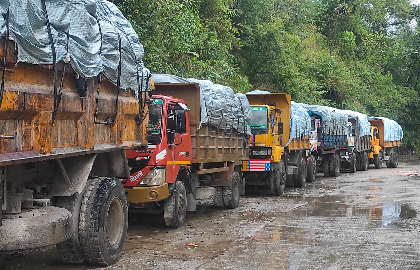 काठमाडाैंको फोहोर बोकेर बञ्चरेडाँडा हिँडेका गाडी बाटोमै रोकिए (तस्वीरहरू)