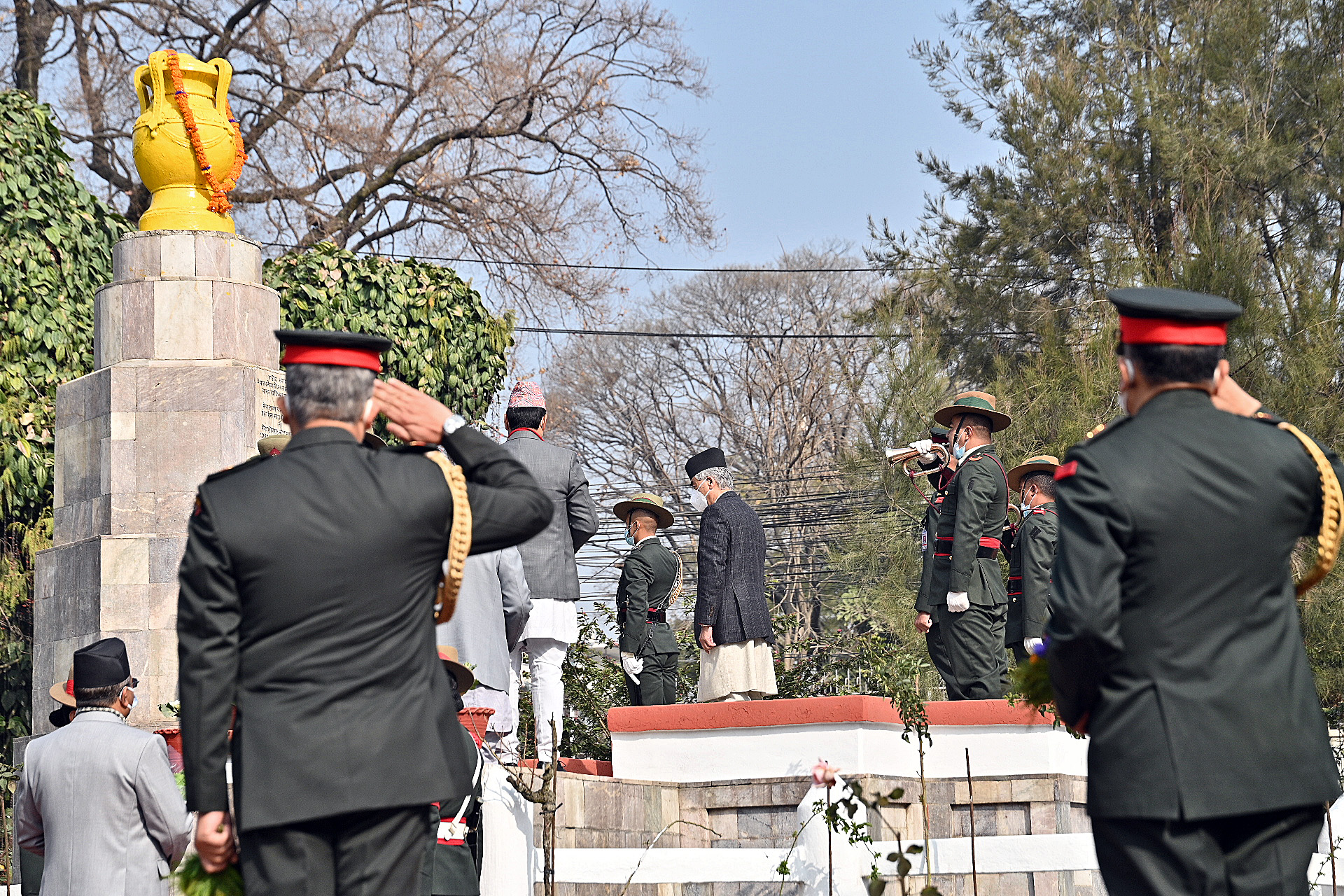 लैनचौर पुगेर प्रधानमन्त्री देउवाले गरे शहीद स्तम्भमा माल्यार्पण
