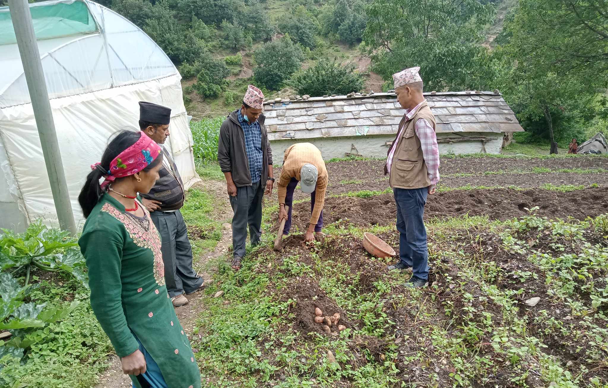 अब मजदुरी गर्न भारत जाँदैनन् आनन्दपुरका किसान 