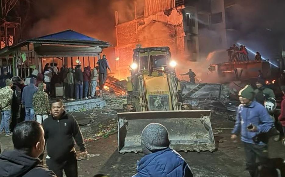 खाना पकाउने ग्यासबाट सल्किएको आगोले हलेसीका तीन घरमा क्षति
