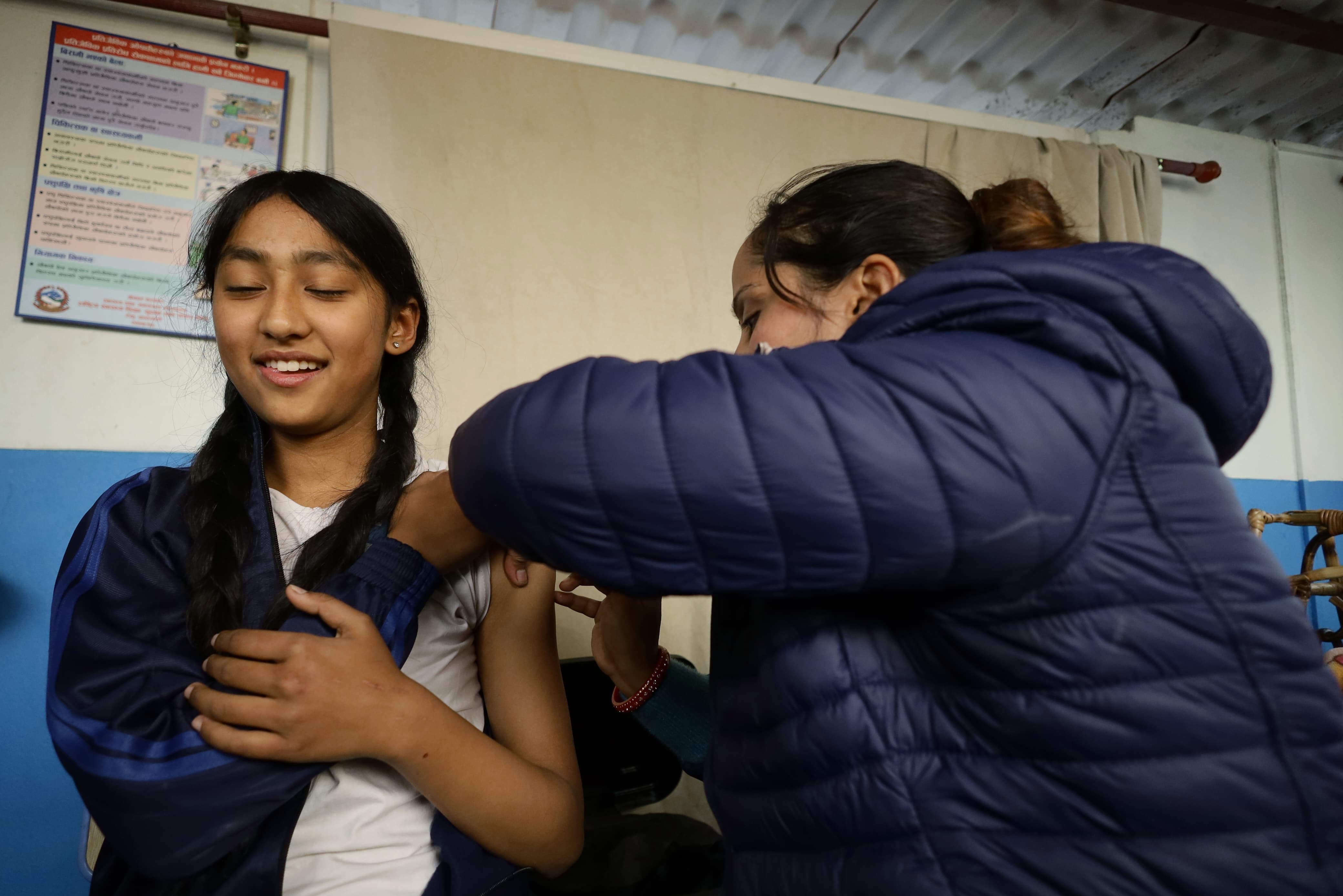 काठमाडौंमा पनि लगाउन थालियो एचपीभी खोप [तस्वीरहरू]