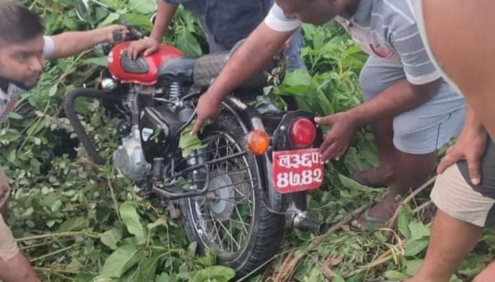 दुर्घटनाग्रस्त अवस्थामा मोटरसाइकलसहित युवकको शव भेटियाे