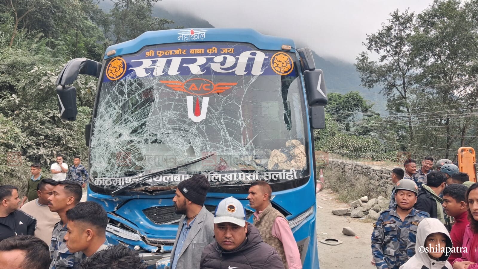 चितवनको धारापानीमा बस, माइक्रो र ट्रक ठोक्किए, १० जना घाइते