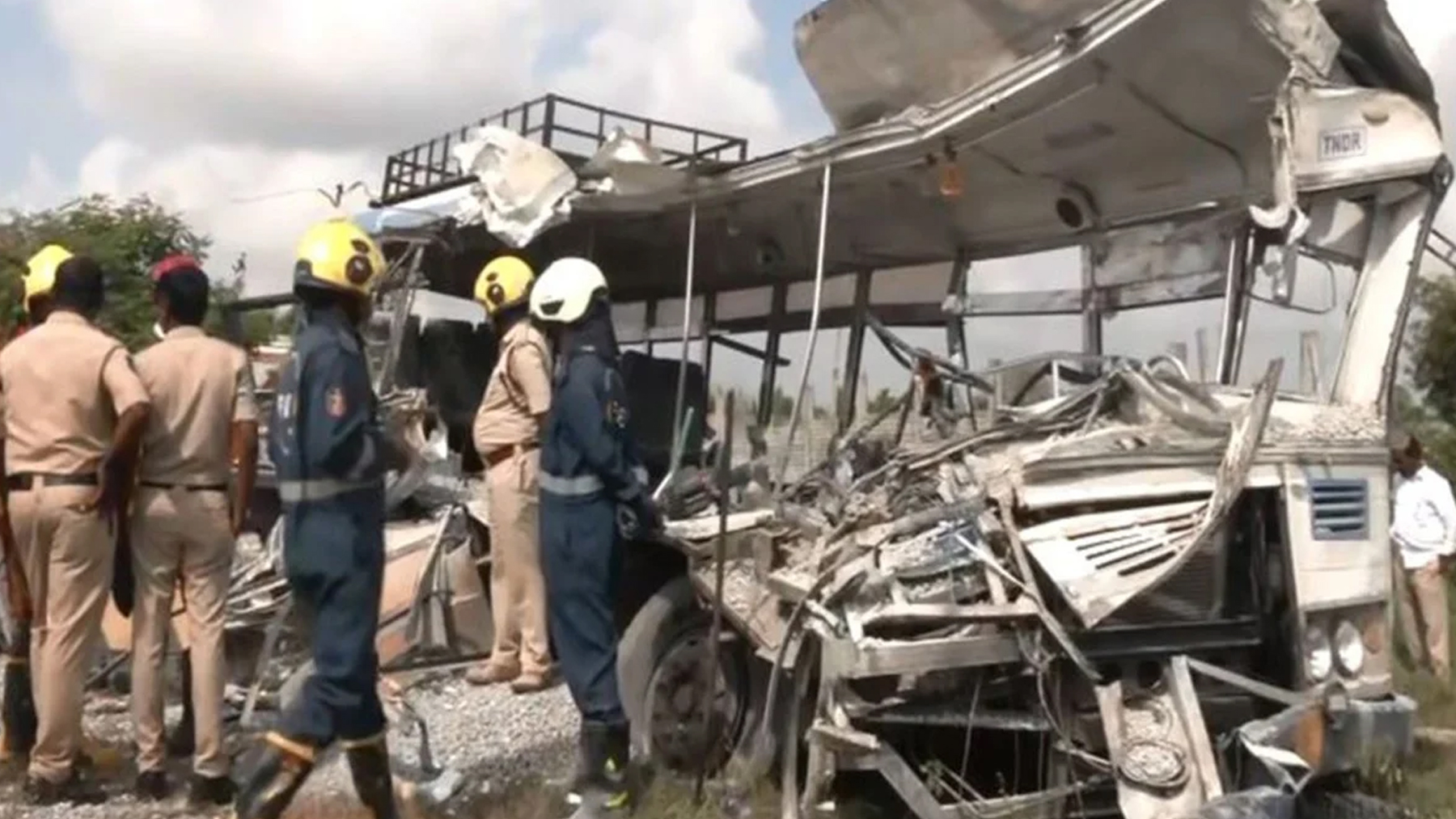 दक्षिणी भारतमा सडक दुर्घटना: ट्रक बसमा ठोक्किँदा कम्तीमा २० जनाको मृत्यु, दर्जनौँ घाइते