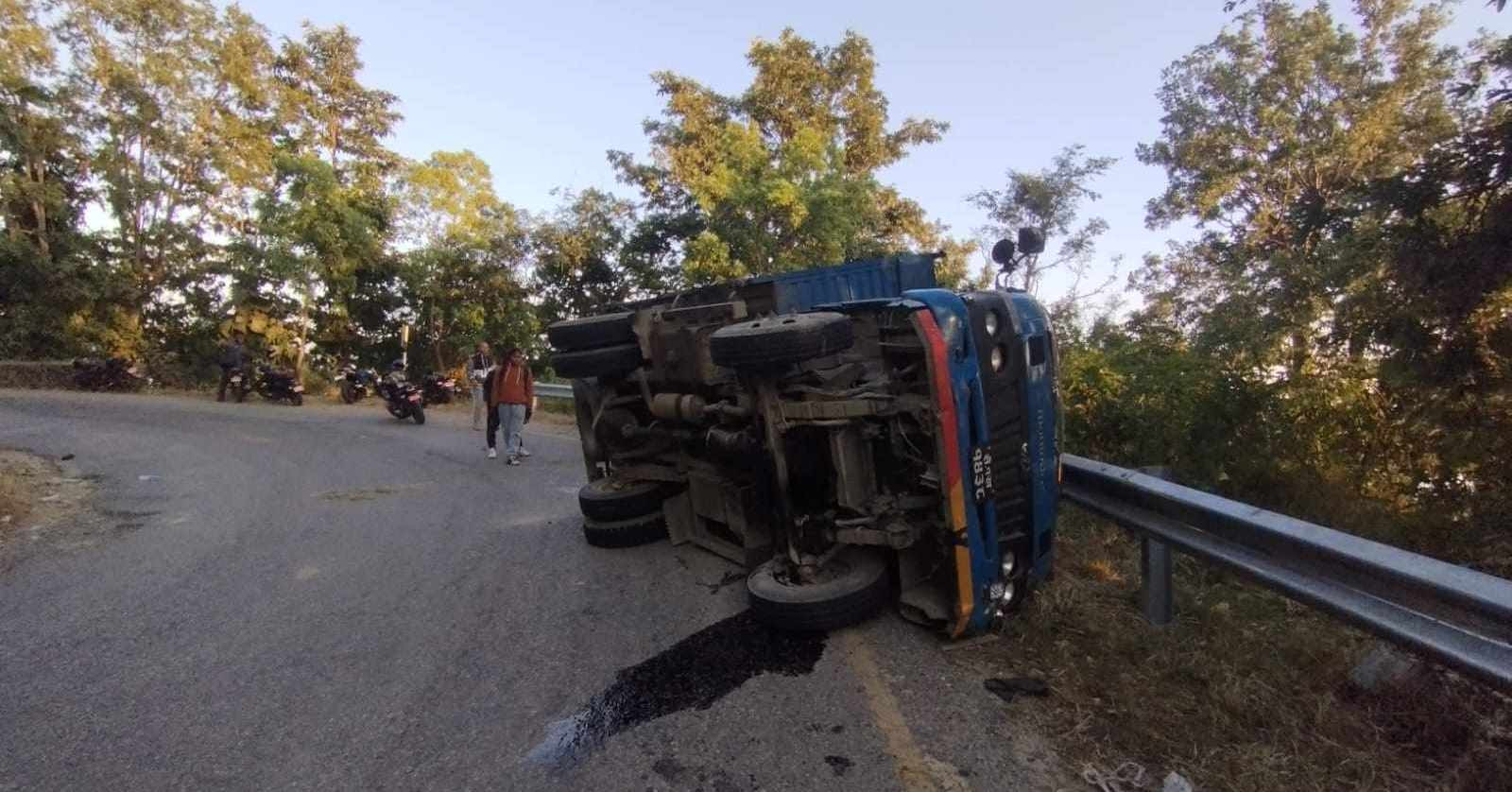 कैलालीमा ट्रक दुर्घटनाः एक जनाको मृत्यु, १३ जना घाइते