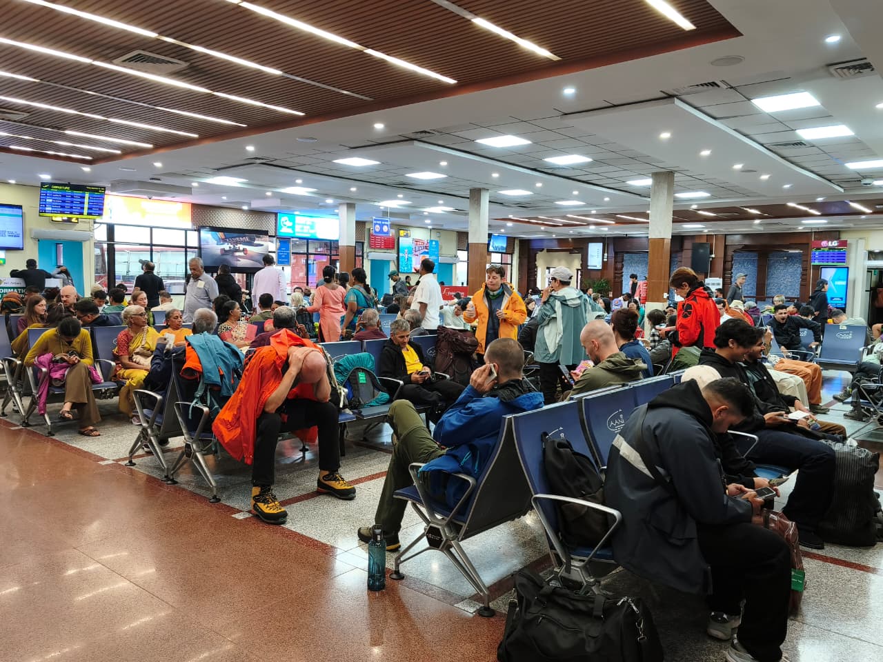 वर्षाले उडान प्रभावित भएपछि त्रिभुवन विमानस्थलमा यात्रुको चाप (तस्वीरहरू)