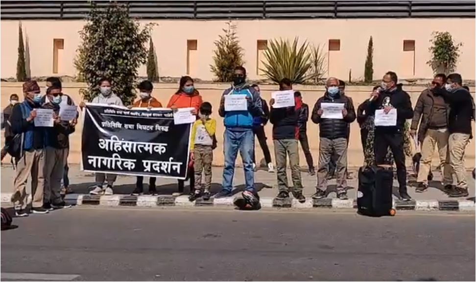 माइतीघरदेखि बानेश्वरसम्म संसद विघटनको विरोधमा स्रष्टा र नागरिक अगुवा